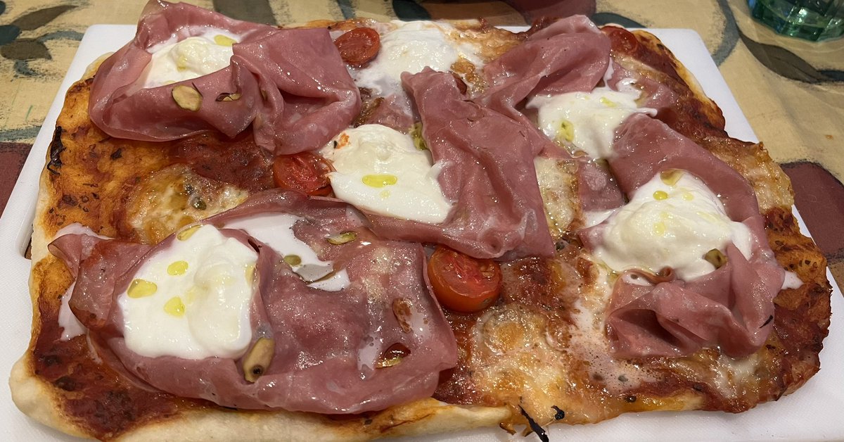 So I’m 27 yo and this month I found that I have gluten intolerance ☠️ here’s my glute-free (but not taste- free!) pizza with mortadella and mozzarella di bufala with some garlic olive oil 🥰