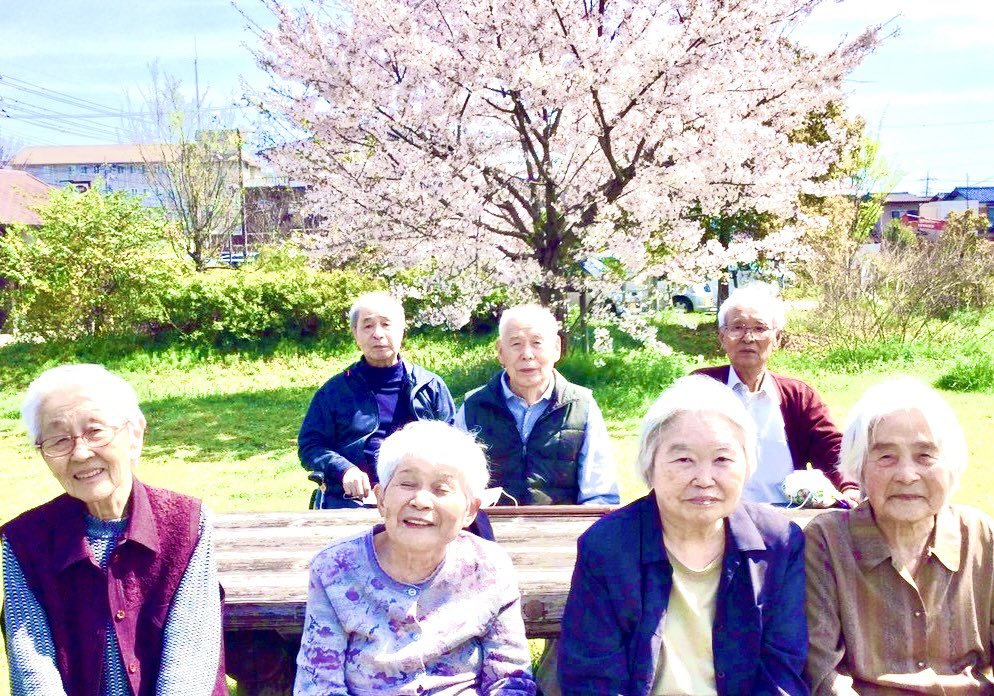 peachiclin's tweet photo. @ryokankaigo 
4月は、🌸お花見🍱弁当で色鮮やかなちらし寿司と桜餅を頂きました。　皆さん美味しそうに、パクパク召し上がられてました。
お花見の溜川公園では、大きな一本桜を🌸バックに、パチリと記念撮影。　真っ青な空の下、薄ピンク🩷の花と、笑顔。絵になる一枚が撮れました。 https://t.co/7ux51IPbQd