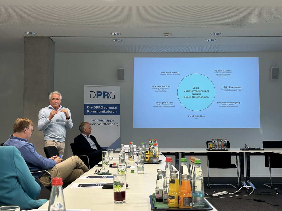 Uwe Wolff bei der <a href="/DPRGde/">DPRG</a> in Stuttgart: Wir lernen, wie man Desinformationsangriffe auf Unternehmen abwehrt. 
#pr #kommunikation
