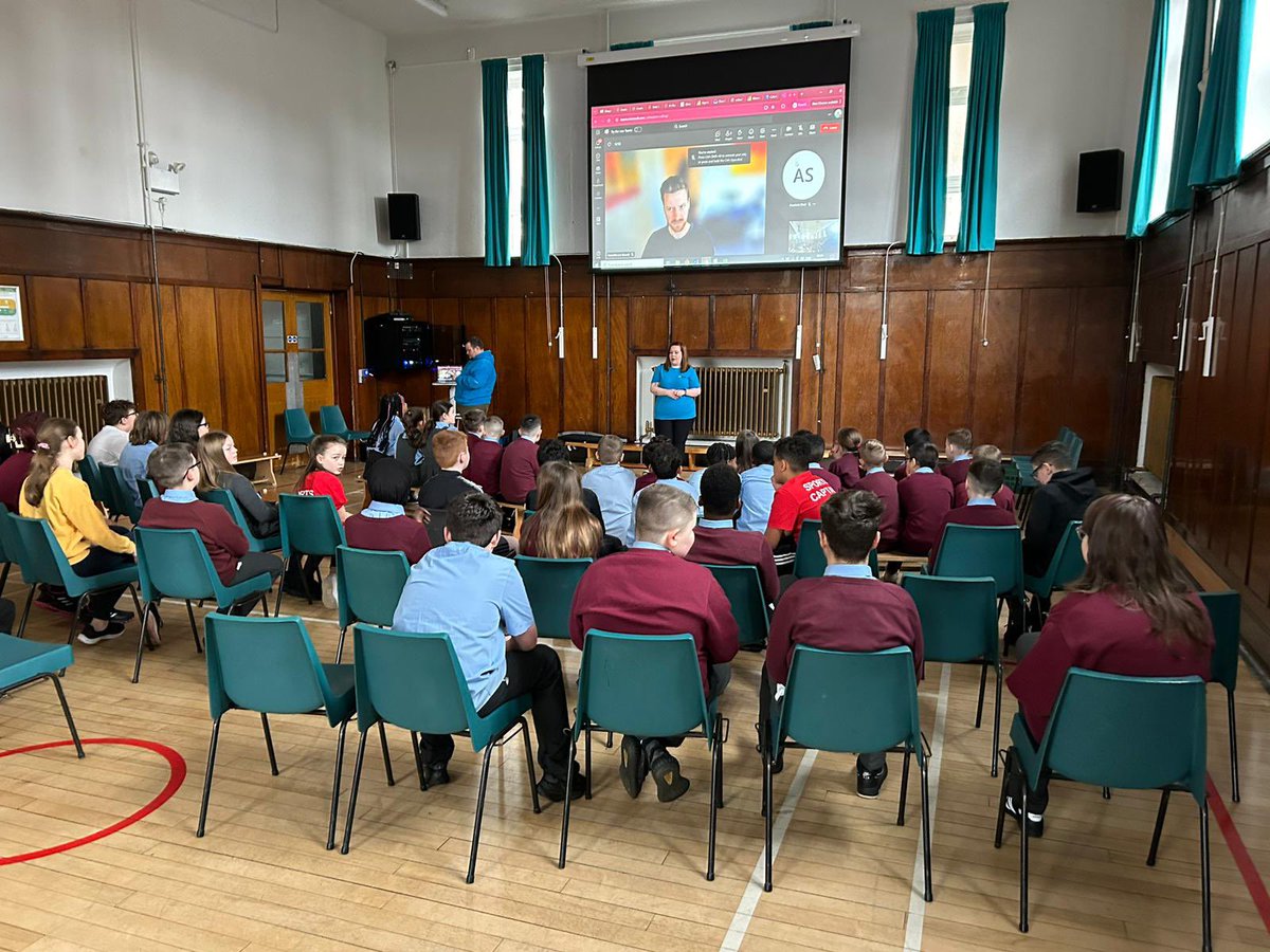 StCharlesGla's tweet photo. Our Primary 7 and 6 pupils had a fantastic morning taking part in @SmartSTEMs #DigitalSkills Project interactive workshops. They learned all about #EvolvingTechnologies and #ProgrammingProfiles. Primary 7 learned how to design their own #App around #ClimateChange and P6 used #Coding to create their own digital selfie. #CollabIsKey #SmartSTEMs #MyJob #MyJourney @STEMglasgow @DYWGlasgow