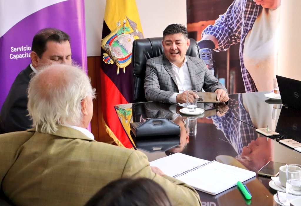 secap_ec's tweet photo. 🔸 Para socializar con la delegación de @el_BID nuestros servicios de capacitación y certificación por competencias, el director ejecutivo del Secap, John De Mora Moncayo, se reunió con Fernando Grafe y su equipo de trabajo, en el marco del convenio #SecapBID. 🫱🏾‍🫲🏽✅

#HuellaSecap https://t.co/YDx0ayMi1a
