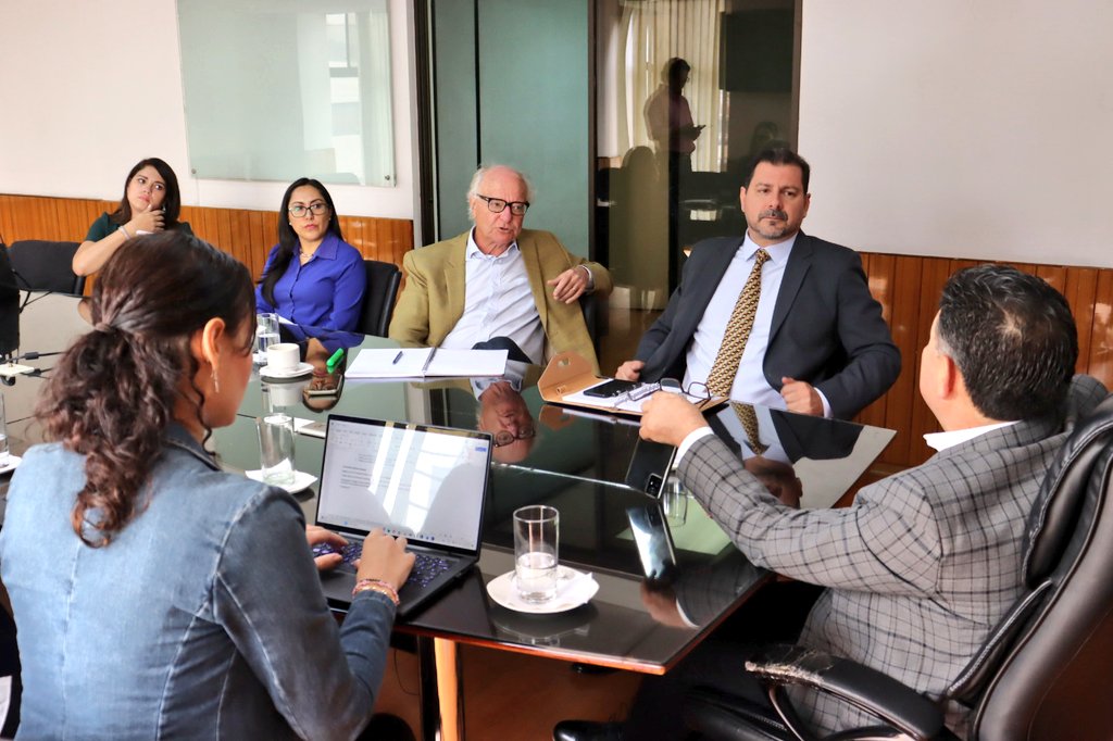 secap_ec's tweet photo. 🔸 Para socializar con la delegación de @el_BID nuestros servicios de capacitación y certificación por competencias, el director ejecutivo del Secap, John De Mora Moncayo, se reunió con Fernando Grafe y su equipo de trabajo, en el marco del convenio #SecapBID. 🫱🏾‍🫲🏽✅

#HuellaSecap https://t.co/YDx0ayMi1a