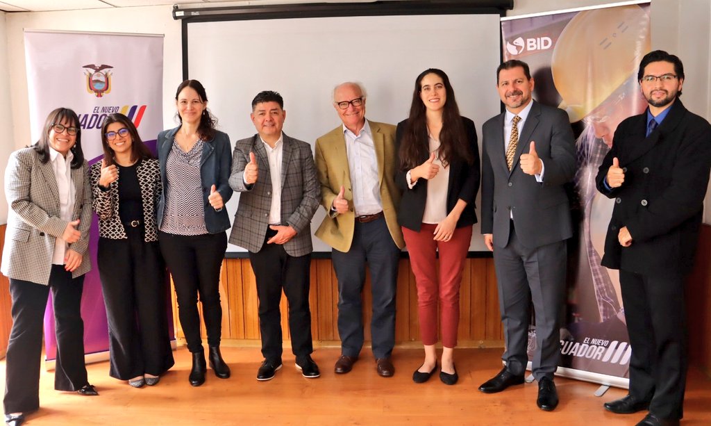 secap_ec's tweet photo. 🔸 Para socializar con la delegación de @el_BID nuestros servicios de capacitación y certificación por competencias, el director ejecutivo del Secap, John De Mora Moncayo, se reunió con Fernando Grafe y su equipo de trabajo, en el marco del convenio #SecapBID. 🫱🏾‍🫲🏽✅

#HuellaSecap https://t.co/YDx0ayMi1a
