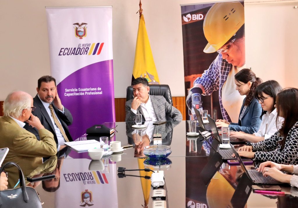 secap_ec's tweet photo. 🔸 Para socializar con la delegación de @el_BID nuestros servicios de capacitación y certificación por competencias, el director ejecutivo del Secap, John De Mora Moncayo, se reunió con Fernando Grafe y su equipo de trabajo, en el marco del convenio #SecapBID. 🫱🏾‍🫲🏽✅

#HuellaSecap https://t.co/YDx0ayMi1a