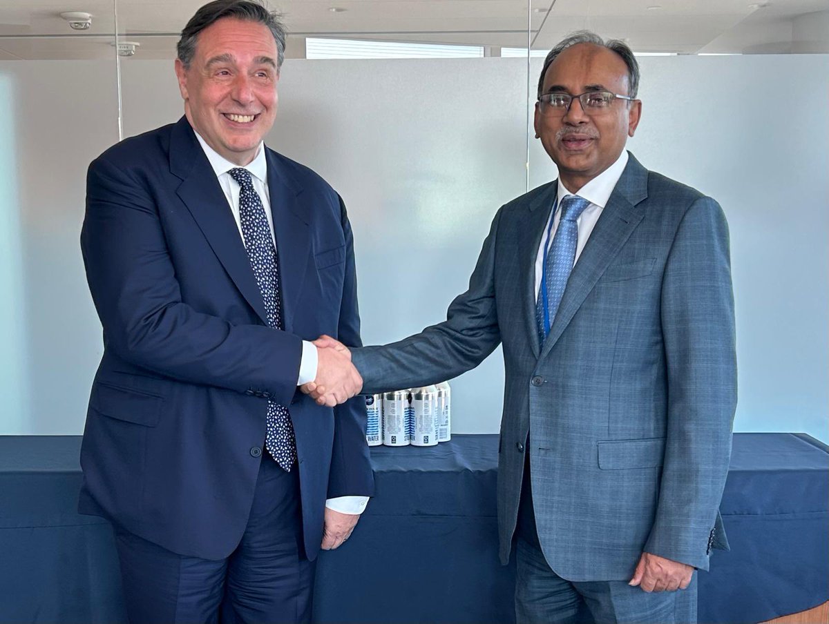 The private sector is key to boosting Bangladesh's economy. An honor to meet with Bangladesh Bank Governor Abdur Rouf Talukder to discuss how @IFC_org can continue supporting working capital financing for private sector clients. #WBGMeeting