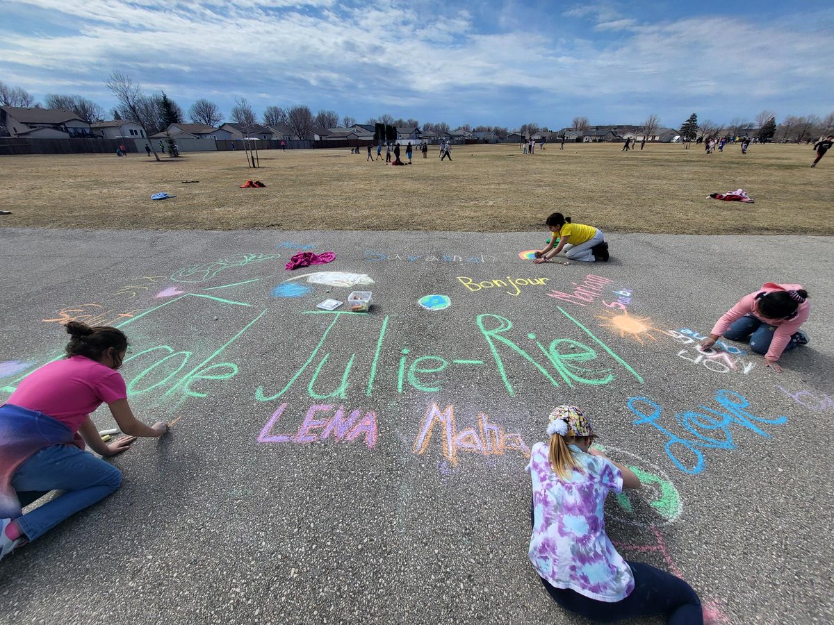 julierielLRSD's tweet photo. Students are enjoying the sidewalk chalk purchased by our awesome PAC. Merci #recessfun https://t.co/NuagdCQv7F