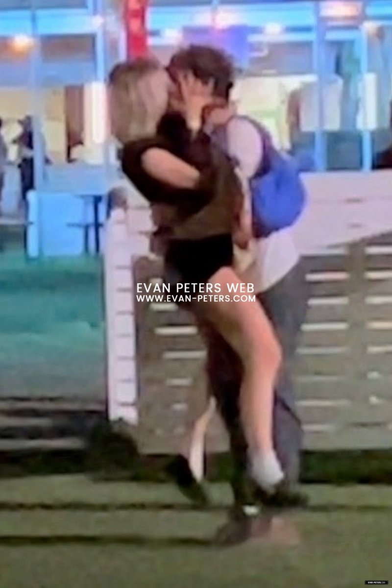 epeterscom's tweet photo. 📸 Evan Peters at Coachella Music Festival on April 14.
🔗 https://t.co/SaMG2v7itO https://t.co/0Ui2Nu3fVA