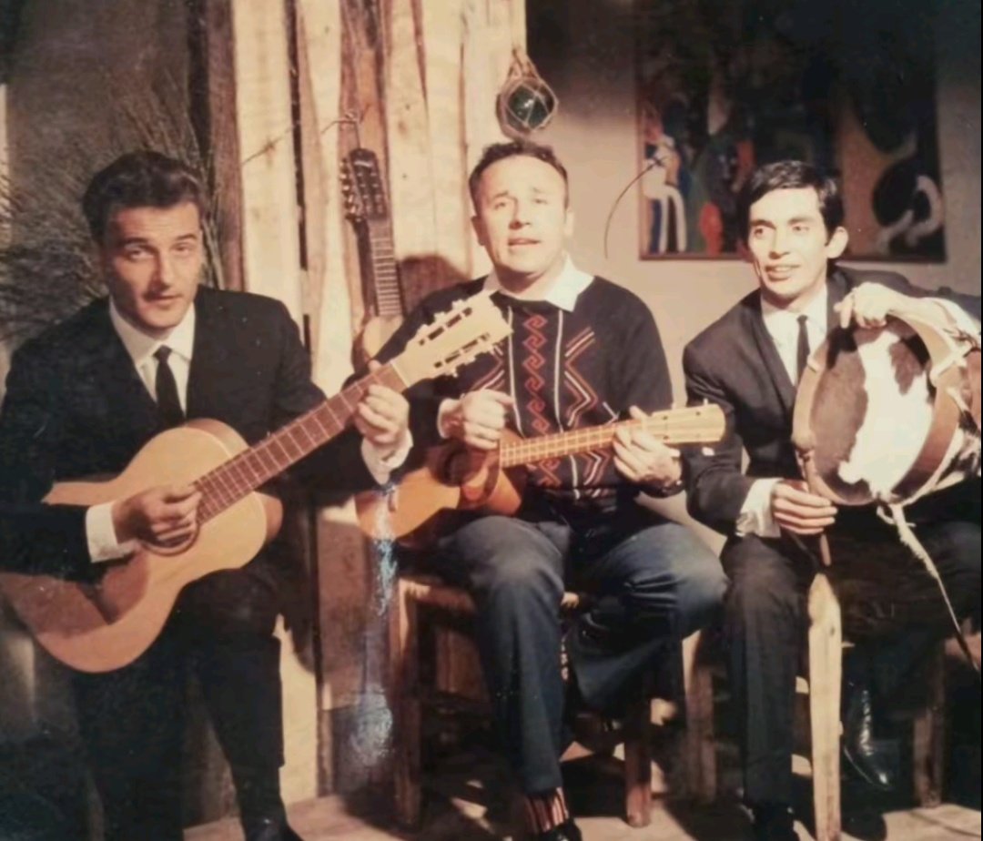 #SantiagoCentro 1966, en Carmen 340 se encontraba 'la Peña de los Parra', en la fotografía Pato Manns, Rolando Alarcón y Angel Parra , buena música y sus traguitos #años60 #musica