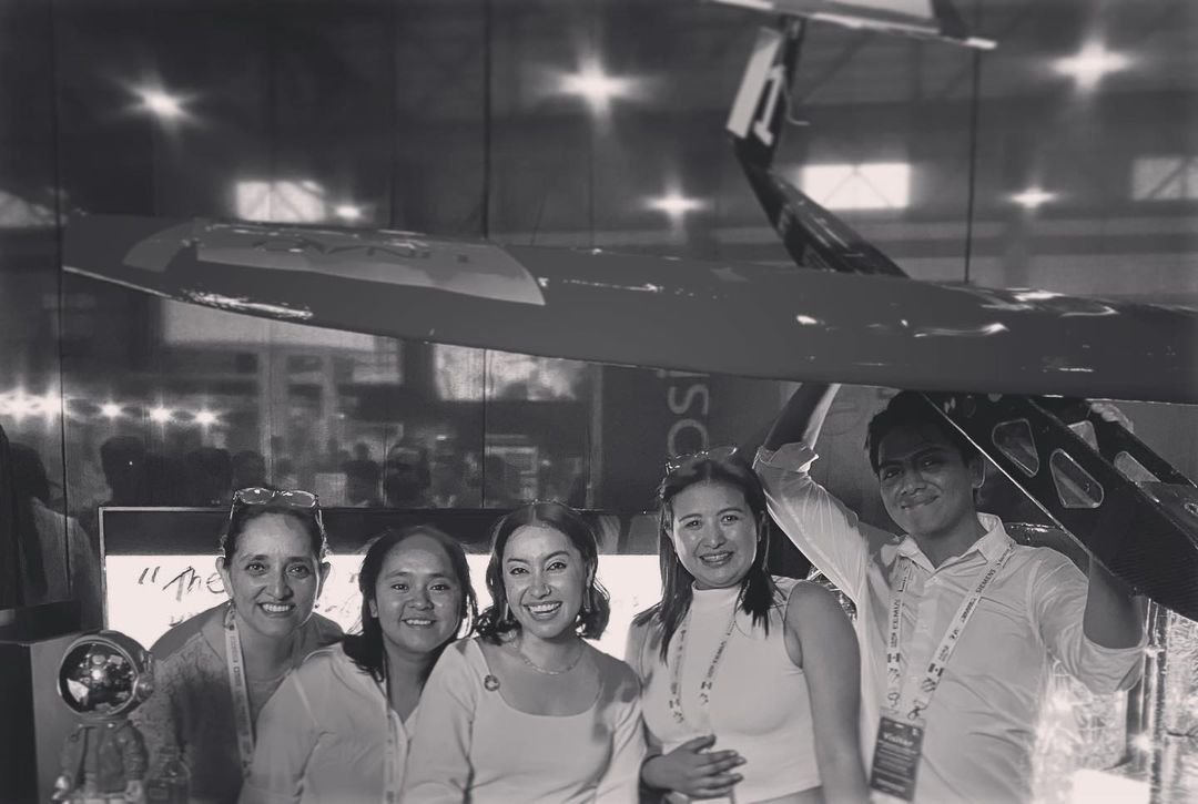 UFly_Aerodesign's tweet photo. ¡Estoy muy orgullosa de conocer a la primera mujer mexicana que ha estado en el espacio! Gracias por compartir tu experiencia con nosotros e inspirarnos a seguir creciendo.
¡U-Fly te invita a visitarnos y experimentar todo el potencial que tenemos!

https://t.co/6a5iXafiA2 https://t.co/CFAqJjiwNw
