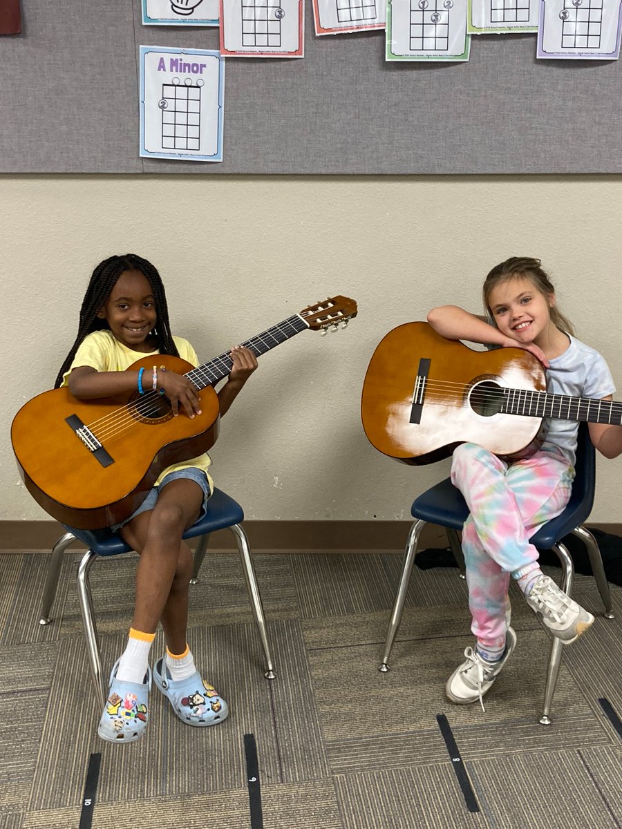 bolognascorpion's tweet photo. πΈ We are thrilled to share that https://t.co/KwVoU8WBhh has gifted our school with two classical guitars! Our students are going to have a ton of fun with these new instruments. πΆ #WeAreChandlerUnified #BolognaScorpions #ScorpionPride #StingEnergy https://t.co/kHR88gFVpr