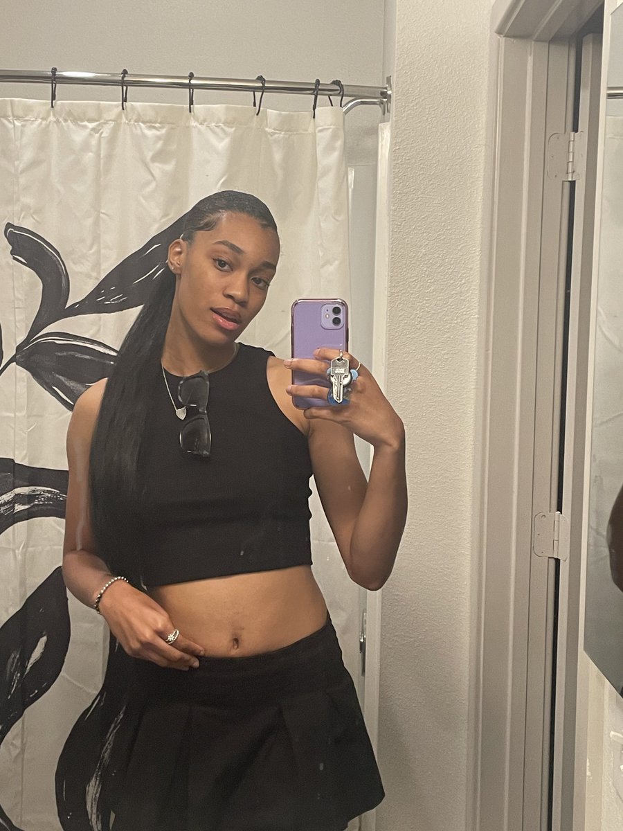 justd3ja's tweet photo. Something bout SpringFest 🖤💜#pvspringfest https://t.co/o9ltQmIzMb