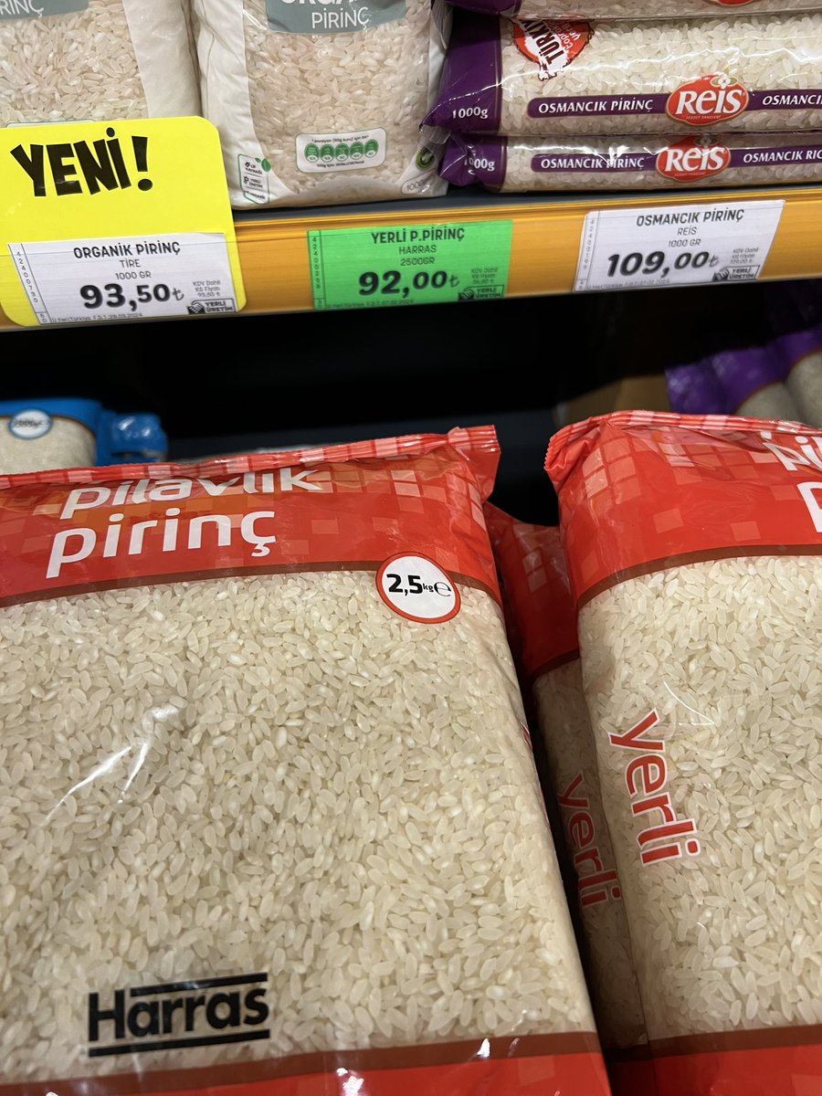 Evet, doğru gördünüz! Yerli pirinç 92 ₺/kg İthal pirinç 57 ₺/kg Market reyonlarında Çin'den ithal pirinç, yerli mahsullerin yarı fiyatına satılıyor. Verimi arttırmaksa, arttırmalı. Daha fazla üretim gerekiyorsa, teşvik etmeli. Tüketiciyi de, üreticiyi de ezdirmemeli. @TCTarim