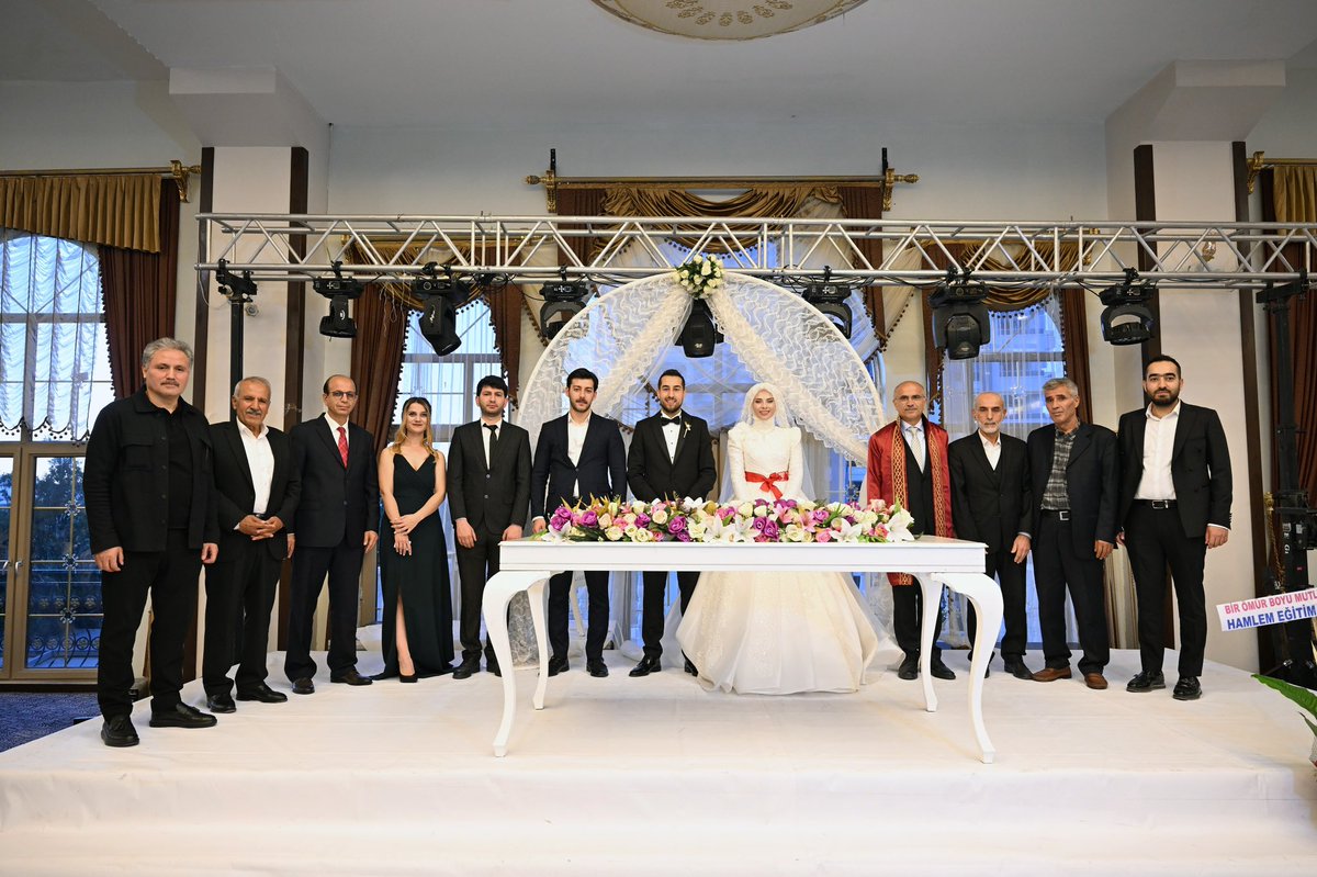 ahmetcakir44's tweet photo. Fırat ailesinin kıymetli evladı Gamze ile aile dostum Nurettin Karaaslan’ın oğlu Yusuf’un nikah akitlerine şahitlik ettik.

Evlatlarımıza Yüce Allah’tan iki cihan saadeti diliyorum. https://t.co/5Fle0kgZ2d
