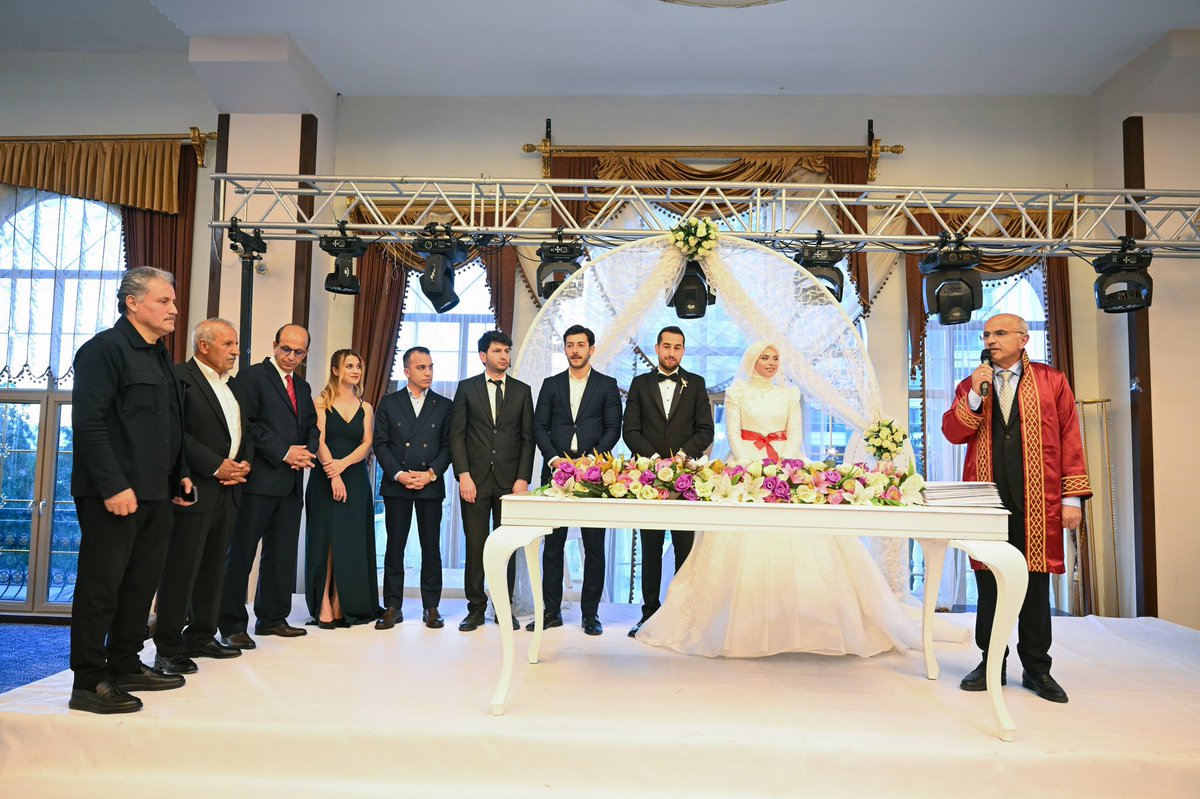 ahmetcakir44's tweet photo. Fırat ailesinin kıymetli evladı Gamze ile aile dostum Nurettin Karaaslan’ın oğlu Yusuf’un nikah akitlerine şahitlik ettik.

Evlatlarımıza Yüce Allah’tan iki cihan saadeti diliyorum. https://t.co/5Fle0kgZ2d
