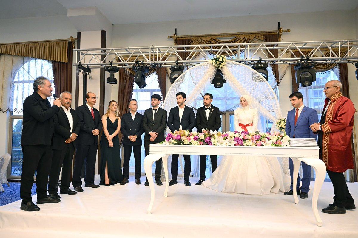 ahmetcakir44's tweet photo. Fırat ailesinin kıymetli evladı Gamze ile aile dostum Nurettin Karaaslan’ın oğlu Yusuf’un nikah akitlerine şahitlik ettik.

Evlatlarımıza Yüce Allah’tan iki cihan saadeti diliyorum. https://t.co/5Fle0kgZ2d
