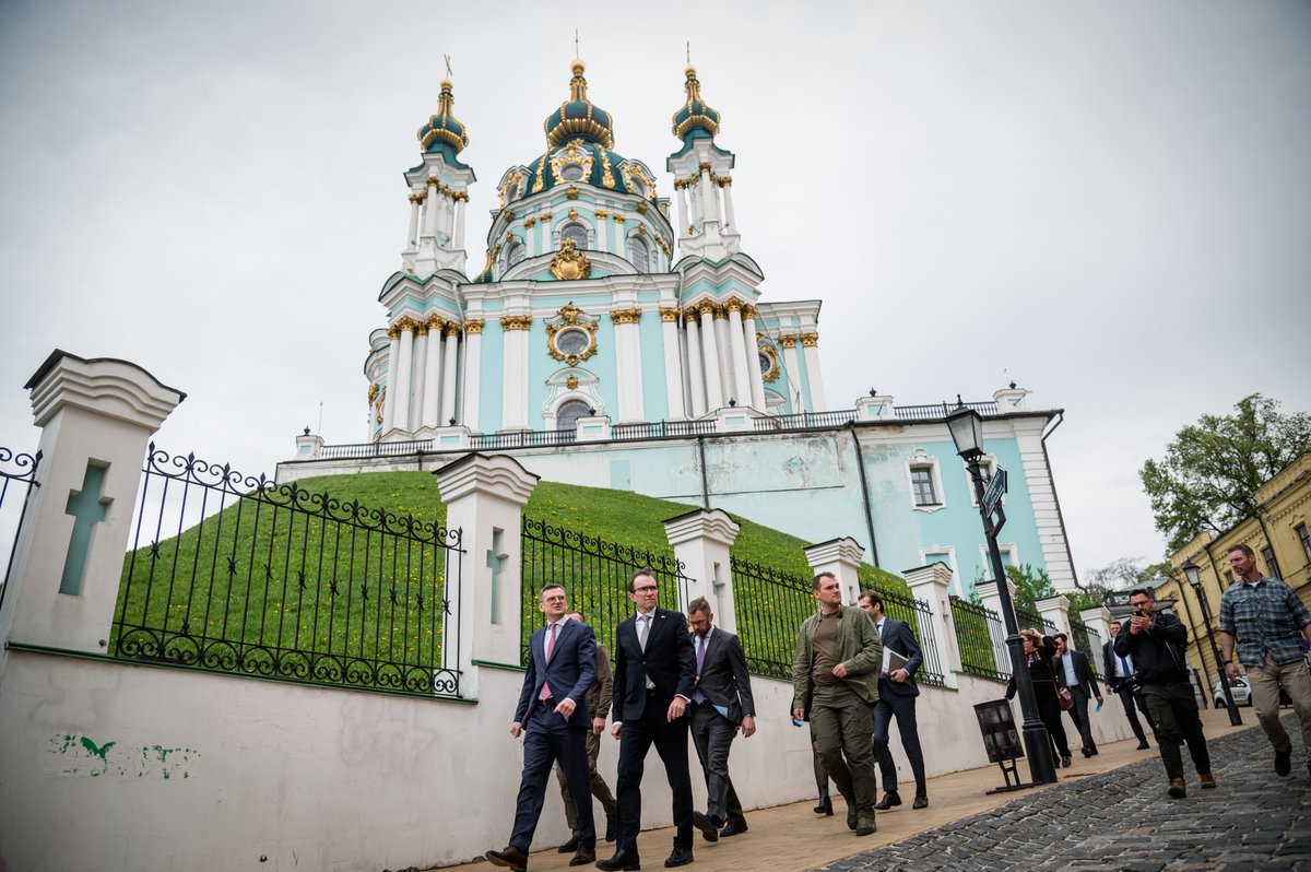 I was pleased to welcome @EspenBarthEide on his first visit to Ukraine as Norway's Foreign Minister. I am grateful to my Norwegian colleague for emphasizing that the shared goal is Ukraine's victory and that all allied efforts must be focused on achieving it. This is the clarity…