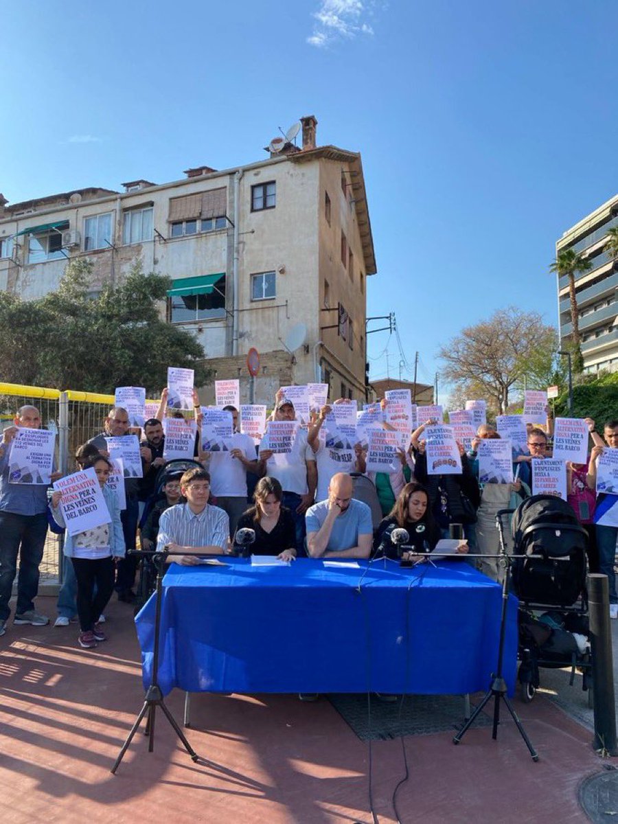 juridicacongres's tweet image. 🔴 RODA DE PREMSA

Lles 38 famílies del Barco continuen sense una alternativa digna i moltes d’elles poden quedar-se al carrer aquest dijous.

‼️ Concentració de suport dimecres a les 17:30h a la Pl. Santa Magdalena per exigir un habitatge digne a Esplugues.

#SalvemElBarco