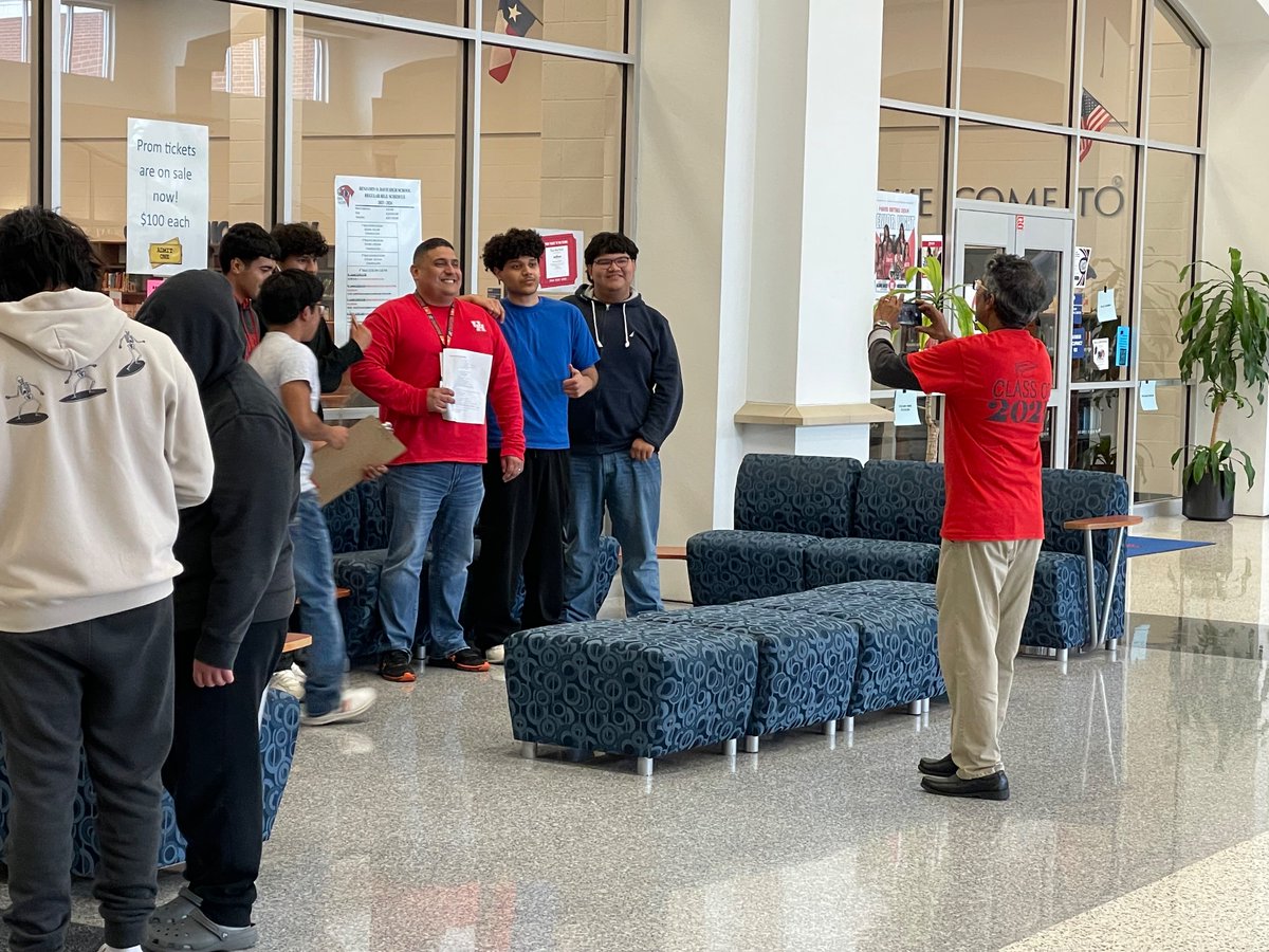 MsDBrimhal's tweet photo. Students and teachers participating in a scavenger hunt to prep for USH STAAR. The students have to get a photo every time the find an answer to one of their scavenger hunt questions. They are getting creative with it. @AldineHistory @DavisHS_AISD https://t.co/yAiApTt4V8