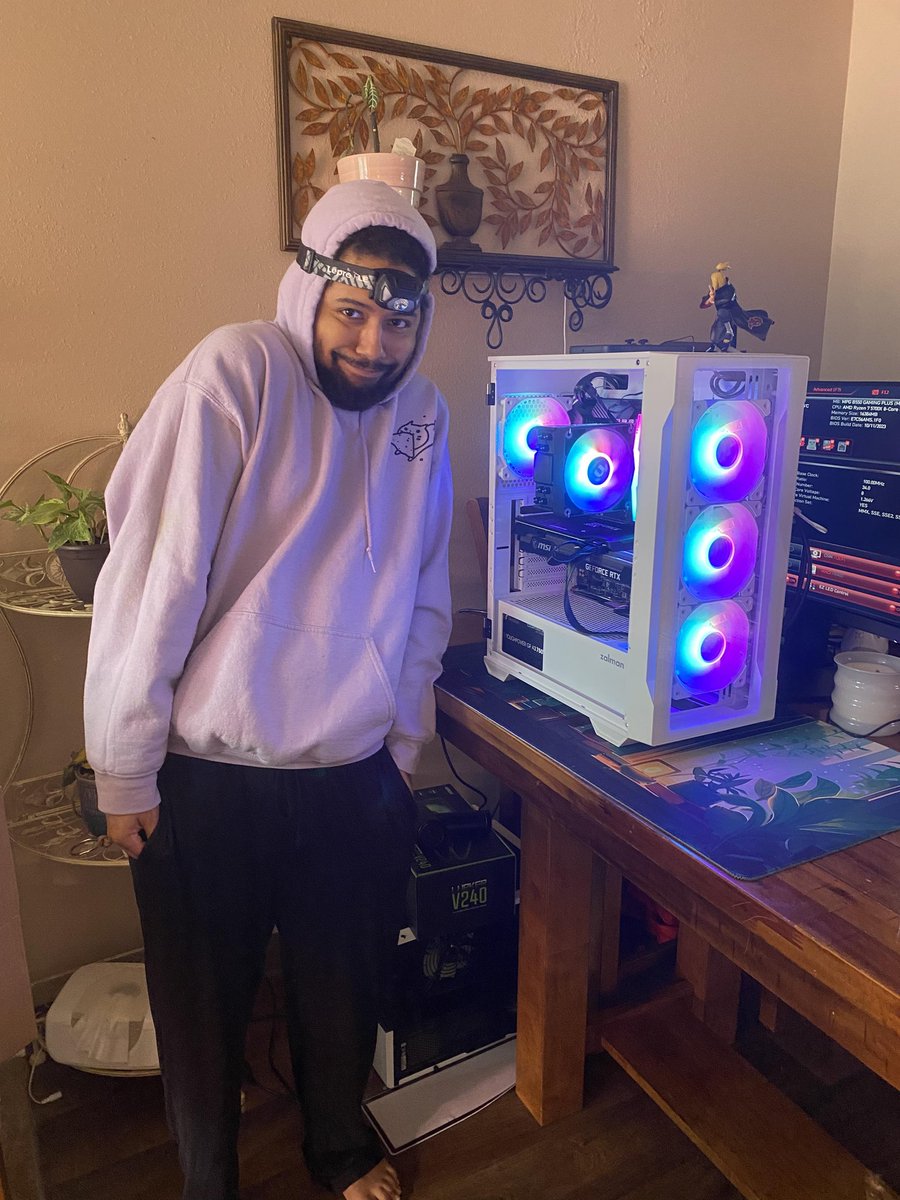 QuadrupleSSSS's tweet photo. Shhhhhhh look at that purple handsome computer 🤣 https://t.co/sumV3F3S2G