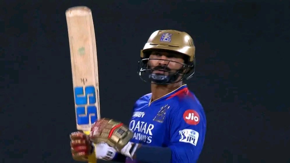 Vibe_Aandi's tweet photo. ~ Respect Bro !! 🫡🔥 @DineshKarthik  #RCBvSRH https://t.co/mOVmRv62HH