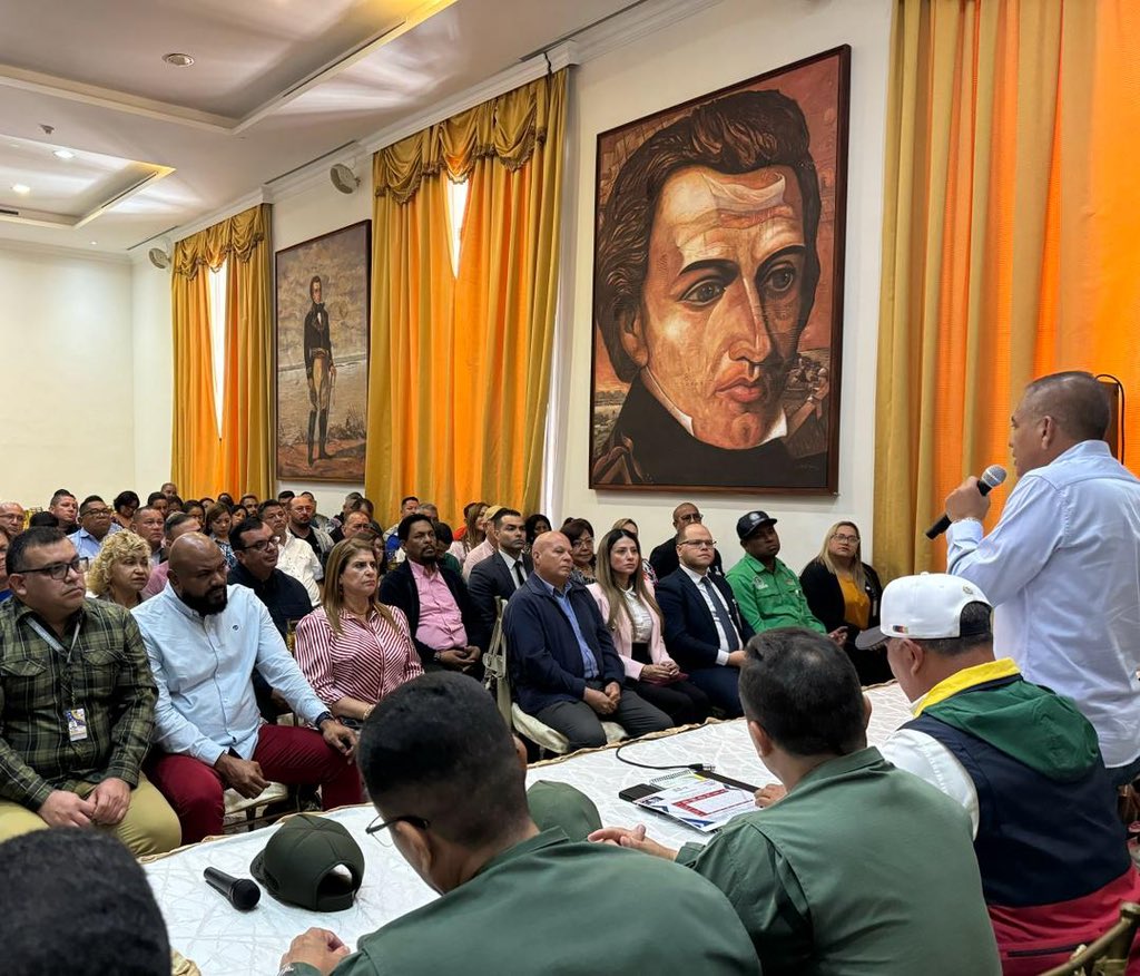OviedoPSUV's tweet photo. Epa, no te equivoques, aquí está el equipo de @NicolasMaduro y de @amarcanopsuv trabajando en unidad y codo a codo en nuevos proyectos y mejoras para nuestra gente. Porque trabajo en equipo, victoria segura.

#VamosPaLanteMaduro https://t.co/OCY40RutGh