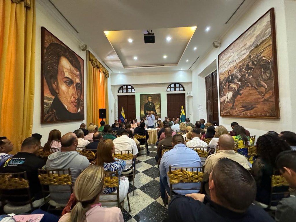 OviedoPSUV's tweet photo. Epa, no te equivoques, aquí está el equipo de @NicolasMaduro y de @amarcanopsuv trabajando en unidad y codo a codo en nuevos proyectos y mejoras para nuestra gente. Porque trabajo en equipo, victoria segura.

#VamosPaLanteMaduro https://t.co/OCY40RutGh