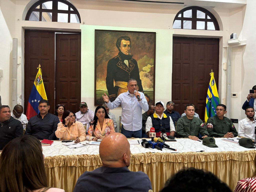 OviedoPSUV's tweet photo. Epa, no te equivoques, aquí está el equipo de @NicolasMaduro y de @amarcanopsuv trabajando en unidad y codo a codo en nuevos proyectos y mejoras para nuestra gente. Porque trabajo en equipo, victoria segura.

#VamosPaLanteMaduro https://t.co/OCY40RutGh
