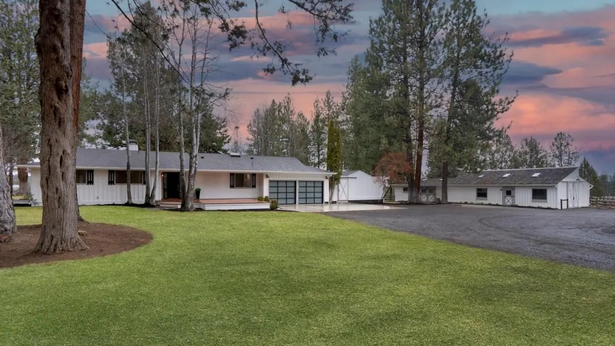 CascadeSIR's tweet photo. 🏠Extraordinary Property of the Day

This nearly 50-acre property offers a 3BD/3BA modern farmhouse, 7-stall barn, loafing sheds, chicken coop, mountain views, &amp; more. Video at https://t.co/IU09p6w3zN.

60405 Tekampe Rd in Bend. Listed by The Ladd Group. https://t.co/AqrytOHXKO https://t.co/B3SkWD5cFE