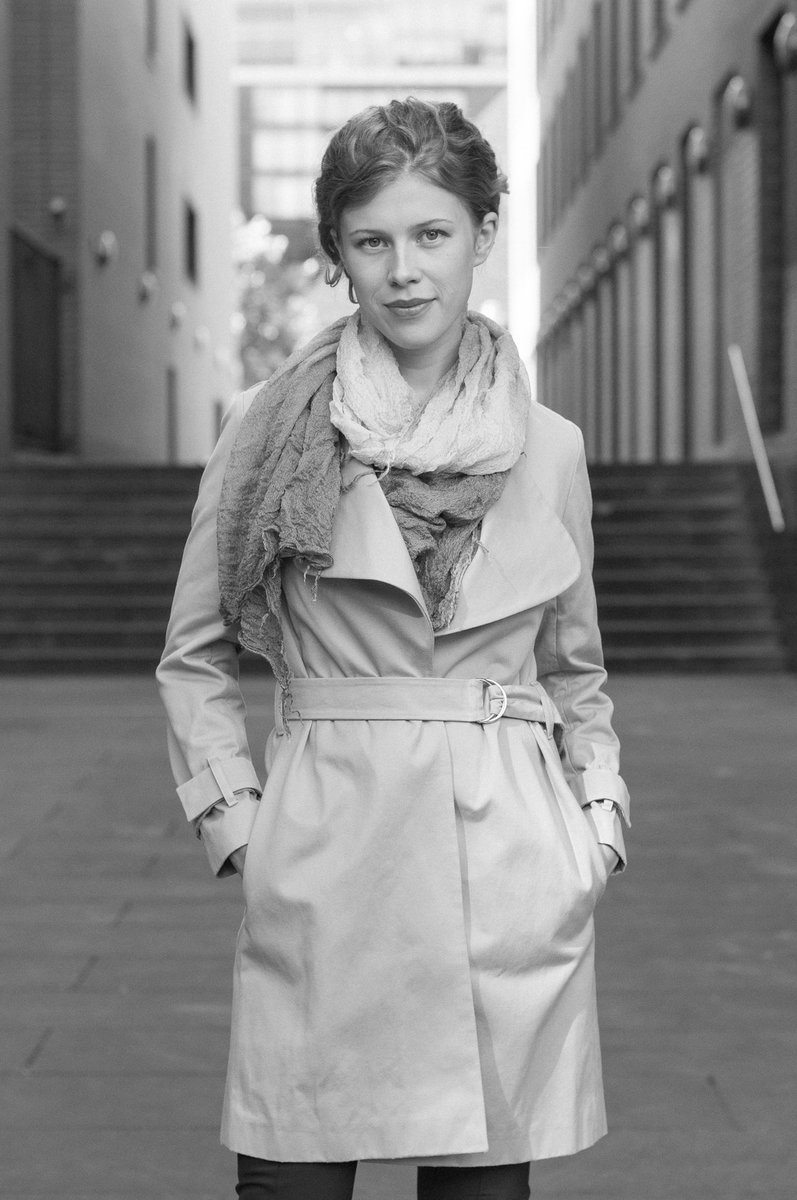 Liza wearing a trench coat || Liza mit Trenchcoat #berlin #schauspielerin #actress #portrait #bnwphotography