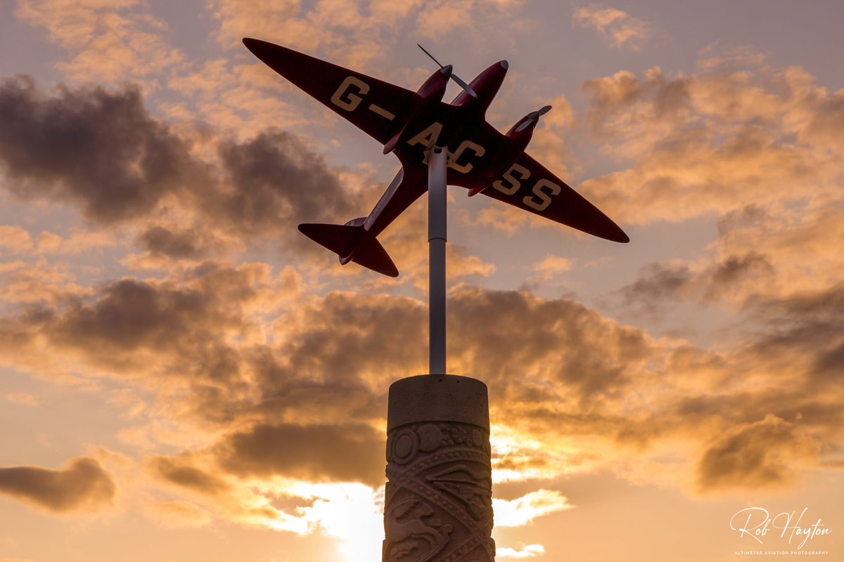 ‘De Havilland Week’ Tomorrows images will be dedicated to the magnificent DH-88 Comet Racer ‘Grosvenor House’ G-ACSS based at the Shuttleworth Collection - here’s a pre-taster for you in the form of the model that adorns a column and pole outside the The Comet Hotel, Hatfield..