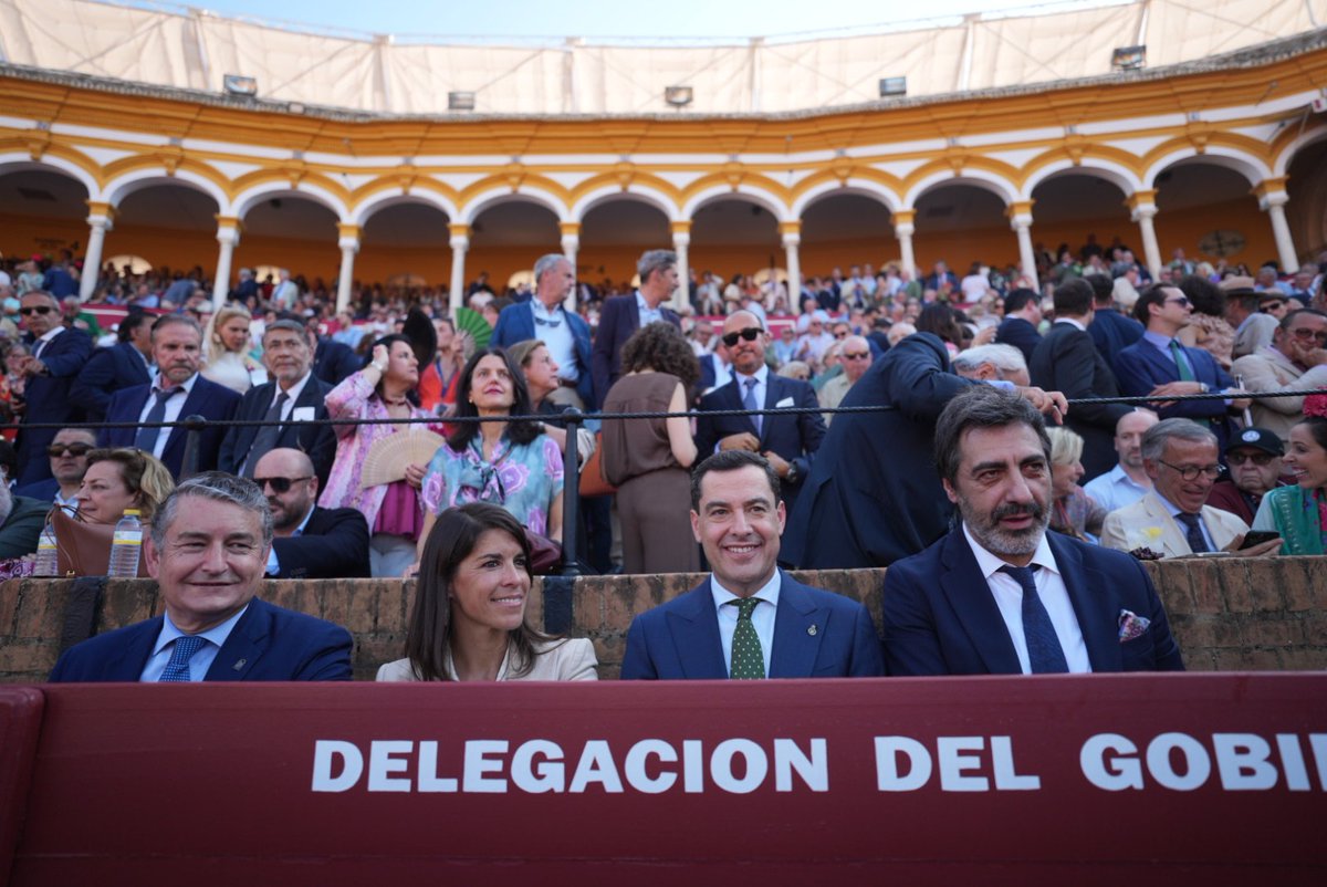 JuanMa_Moreno's tweet photo. Tarde de toros en la Maestranza con Juan del Val, @nuriarocagranel y @LeaVicens. Buena compañía.

La Tauromaquia es parte del patrimonio cultural de #Andalucía, es tradición y un motor de la economía. Y vivirla en Sevilla es especial.

#Maestranza24 https://t.co/iESJ3gdoYE