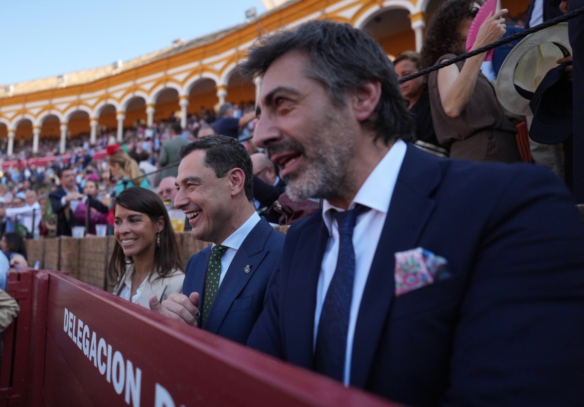 JuanMa_Moreno's tweet photo. Tarde de toros en la Maestranza con Juan del Val, @nuriarocagranel y @LeaVicens. Buena compañía.

La Tauromaquia es parte del patrimonio cultural de #Andalucía, es tradición y un motor de la economía. Y vivirla en Sevilla es especial.

#Maestranza24 https://t.co/iESJ3gdoYE