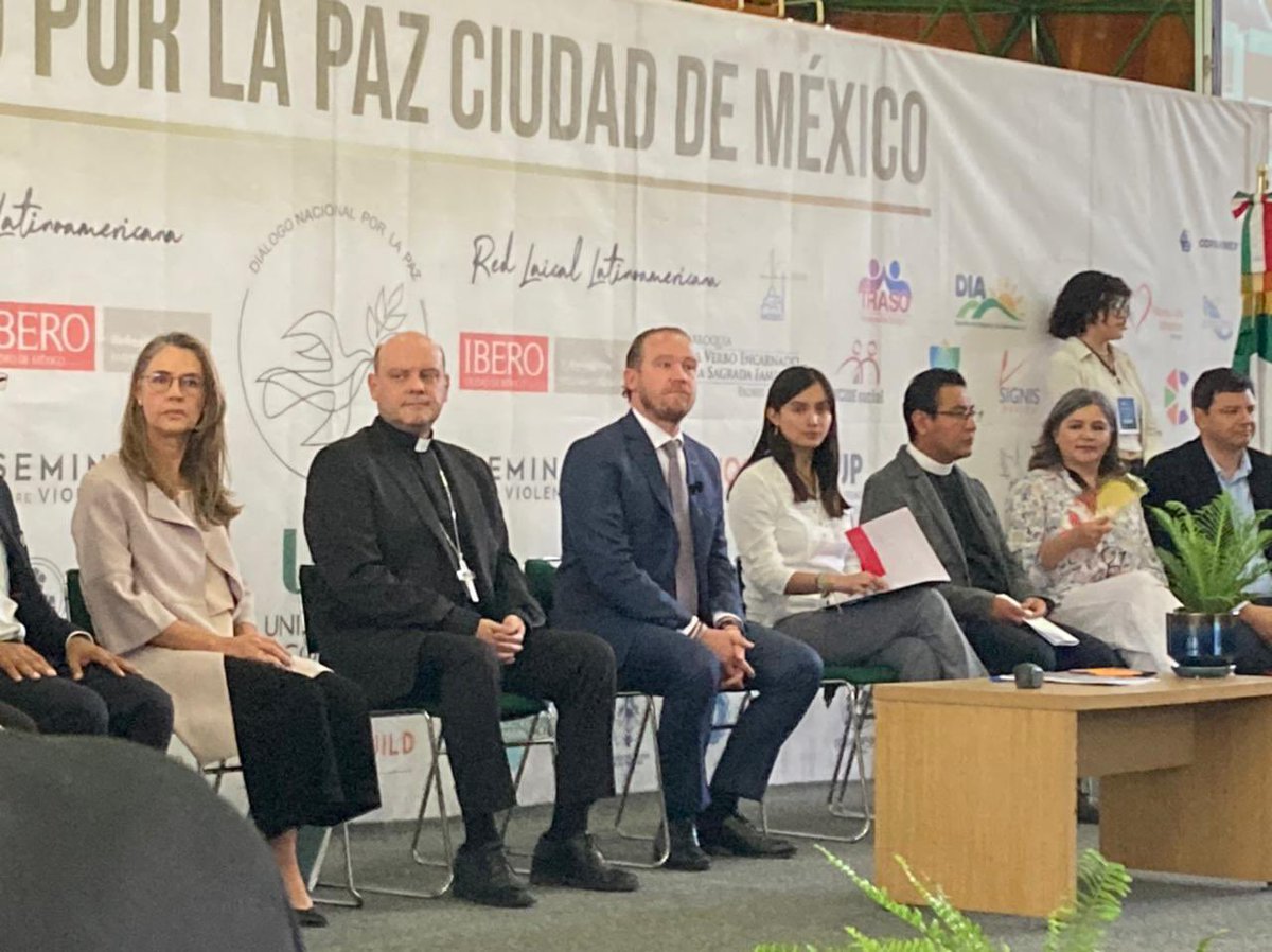TrasoAC's tweet photo. La paz es un proceso de construccion de relaciones positivas, incluyendo a la de la sociedad civil y gobierno.
Firma del Compromiso por la paz de candidatos en la #CDMX 🕊️
#compromisopaz
#uic https://t.co/67Fy0Klg7m