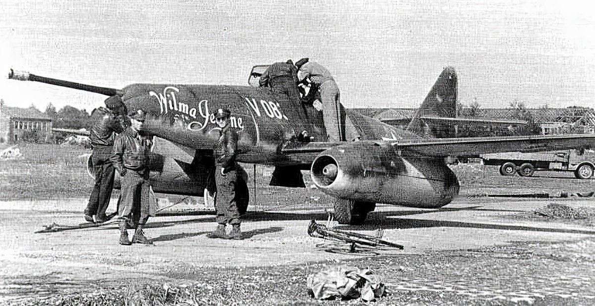 50 mm Mauser Mk 214 topuyla donatılmış Me 262 A-1a/U4 'Pulkzerstörer'. ABD işaretleri taşıyan ve pilotlar tarafından incelenen uçağın burnunda 'Wilma Jeanne' yazsını görebilirsiniz.