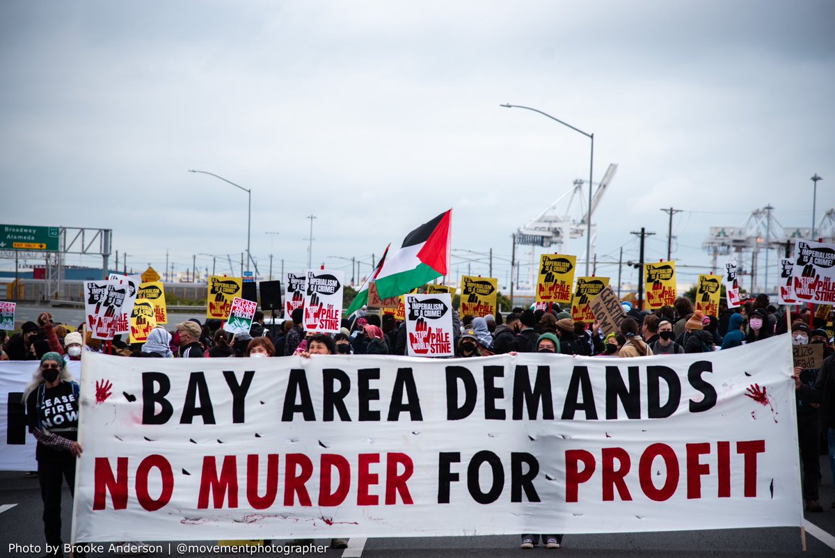 movementphotog's tweet photo. Oakland residents blocked Interstate 880 this morning as part of the global day of economic blockades calling for an end to US-funded genocide of Palestinians in Gaza. #FreePalestine #CeasefireNow #LetGazaLive #A15forPalestine #A15 https://t.co/ZQP5mdx1HE