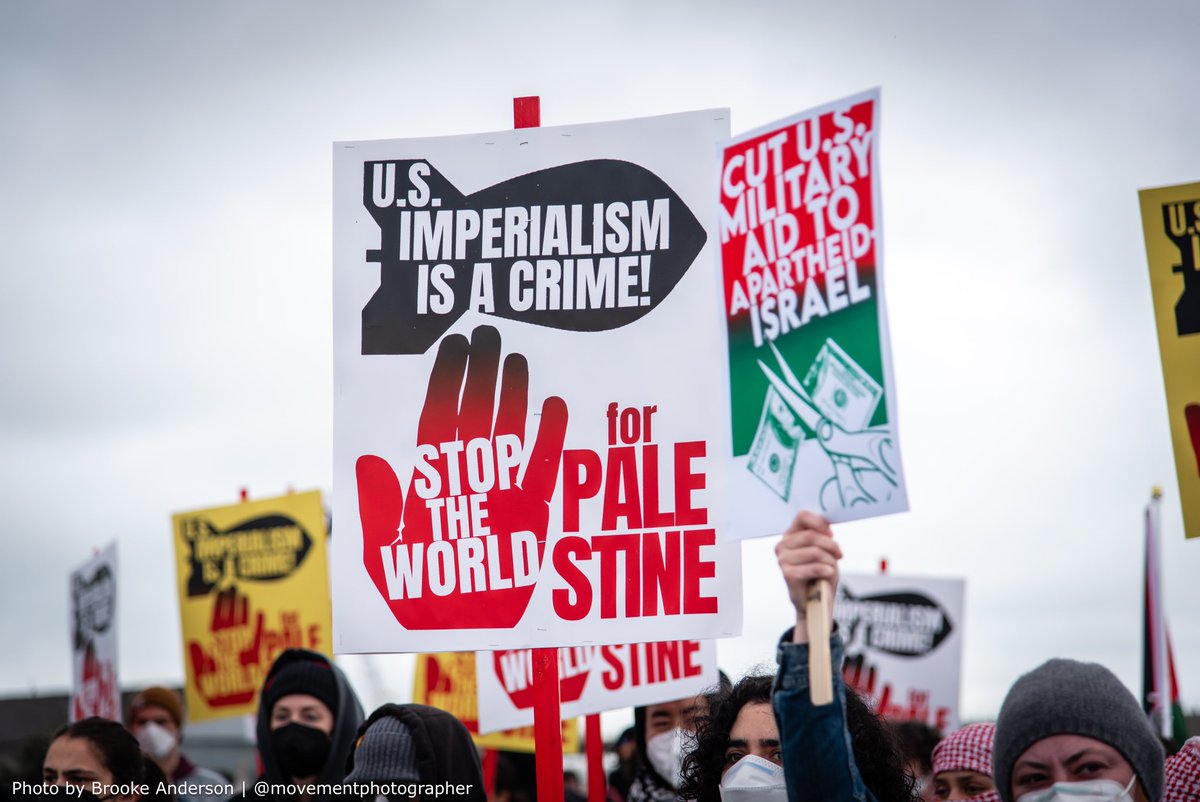 movementphotog's tweet photo. Oakland residents blocked Interstate 880 this morning as part of the global day of economic blockades calling for an end to US-funded genocide of Palestinians in Gaza. #FreePalestine #CeasefireNow #LetGazaLive #A15forPalestine #A15 https://t.co/ZQP5mdx1HE