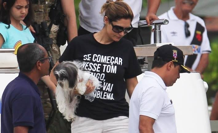 danibacedo's tweet photo. hoje lembrei da Michelle Bolsonaro com uma camiseta com a frase célebre da Juíza.. hoje afastada.. Gabriela Hardt.

“Se começar nesse tom comigo.. a gente vai ter problema”

hoje Lula é Presidente e Michelle e Gabriela estão se explicando para a Justiça. https://t.co/YehSe4YRjY