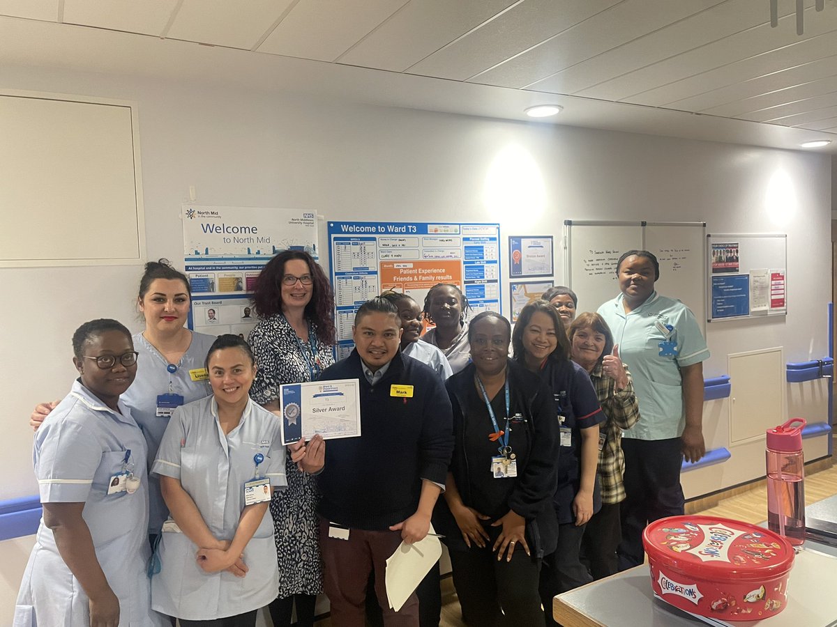 Our Trust ward accreditation celebration continues. Both Fracture clinic and T3 receive a silver rating from their recent inspection👏🏾👏🏾Thanks to our DCN for presenting the certificates to the teams. @NorthMidNHS @zenkim74 @NMWardAccredit1 @BelfonJohnso