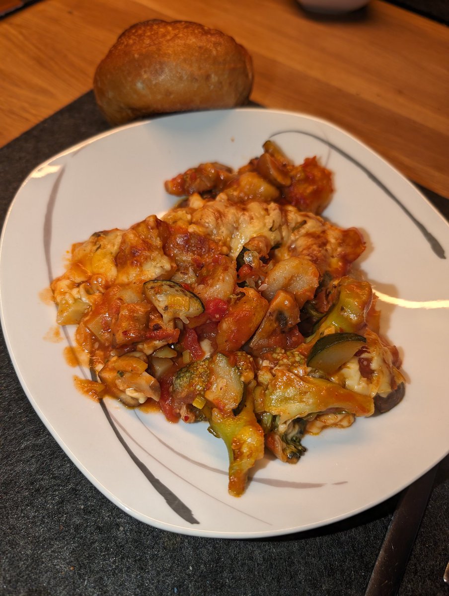 Ungefiltert_Ich's tweet photo. Jap. Hab Knoblauch und Chili übertrieben.
Aber geil war der Gnocchi-Gemüse-Auflauf schon sehr.
😂😜
#kitchendude #cookinggay #beveggie https://t.co/V45qn8CC9k