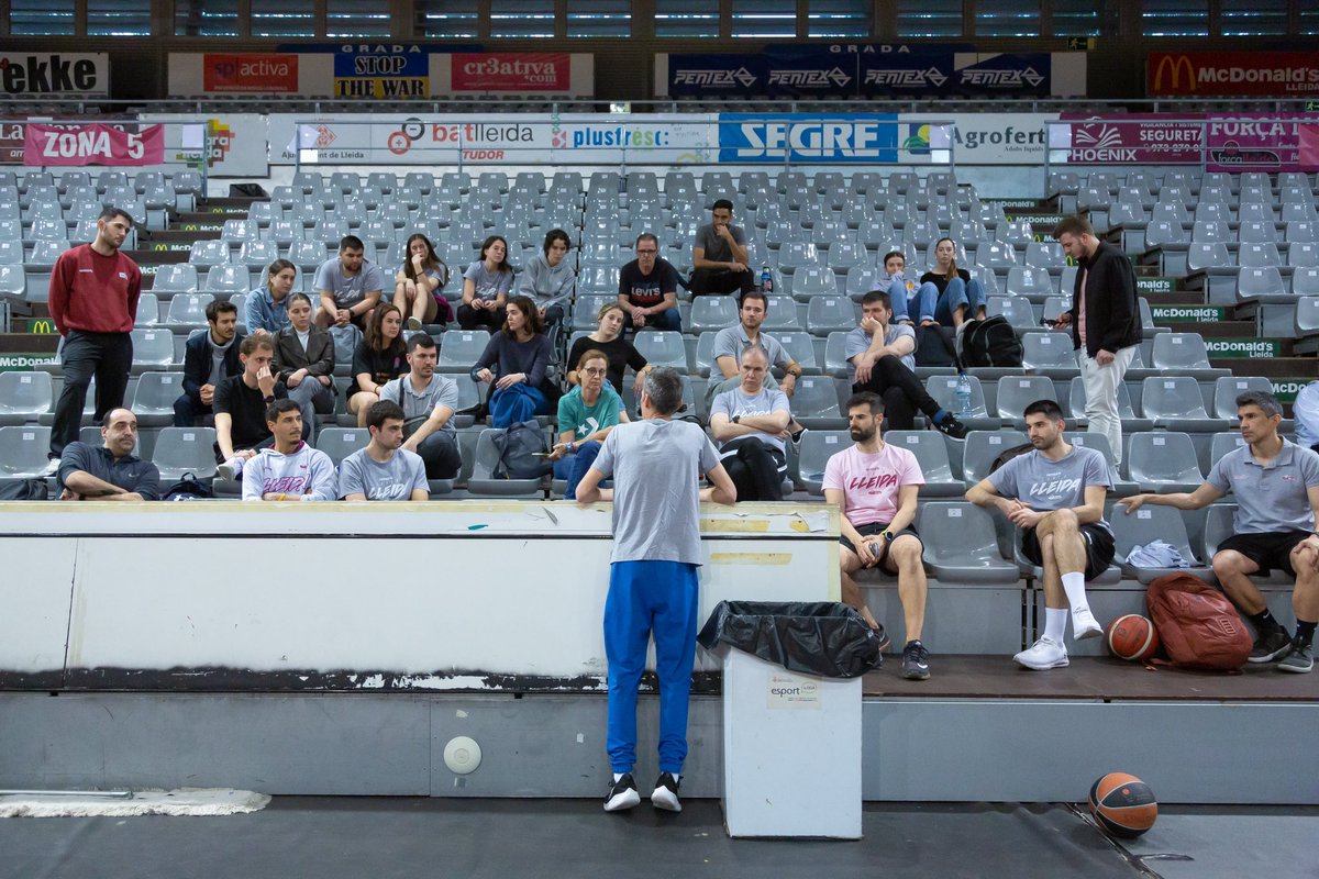 flleidabase's tweet photo. 📝💜Borja Comenge ofereix una sessió pràctica de tècnica individual per al joc col·lectiu a casa nostra.

🔗Més info a la nostra web:
https://t.co/ejHJY7ItaZ

#base #forçalleida #esport #bàsquet https://t.co/minlK5JnX6