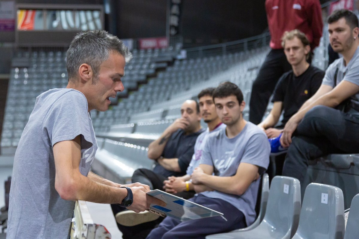 flleidabase's tweet photo. 📝💜Borja Comenge ofereix una sessió pràctica de tècnica individual per al joc col·lectiu a casa nostra.

🔗Més info a la nostra web:
https://t.co/ejHJY7ItaZ

#base #forçalleida #esport #bàsquet https://t.co/minlK5JnX6