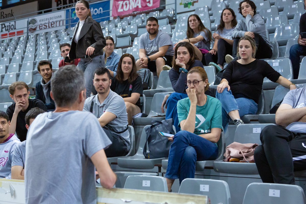 flleidabase's tweet photo. 📝💜Borja Comenge ofereix una sessió pràctica de tècnica individual per al joc col·lectiu a casa nostra.

🔗Més info a la nostra web:
https://t.co/ejHJY7ItaZ

#base #forçalleida #esport #bàsquet https://t.co/minlK5JnX6