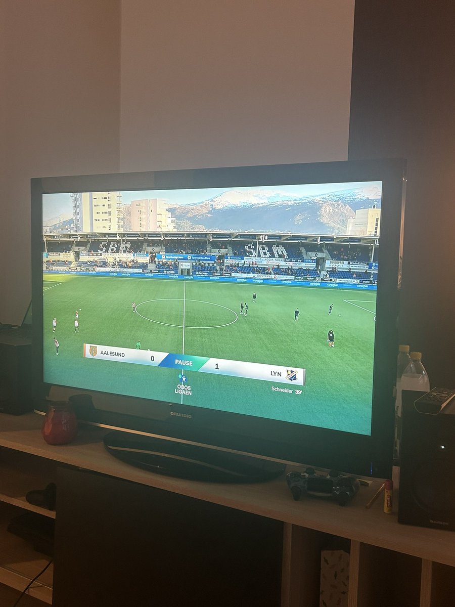 sted0w's tweet photo. @IceColdSlab @stoknes_e @LYNianer Well, well, well, looks like Aalesund's dreams are sinking faster than the Titanic! 0-1 down at halftime, a red card to top it off, and Pedersen's looking really sharp with the Varsity caps in goal! The sun is shining and Lyn are winning, baby! https://t.co/pa9VF4EDKl