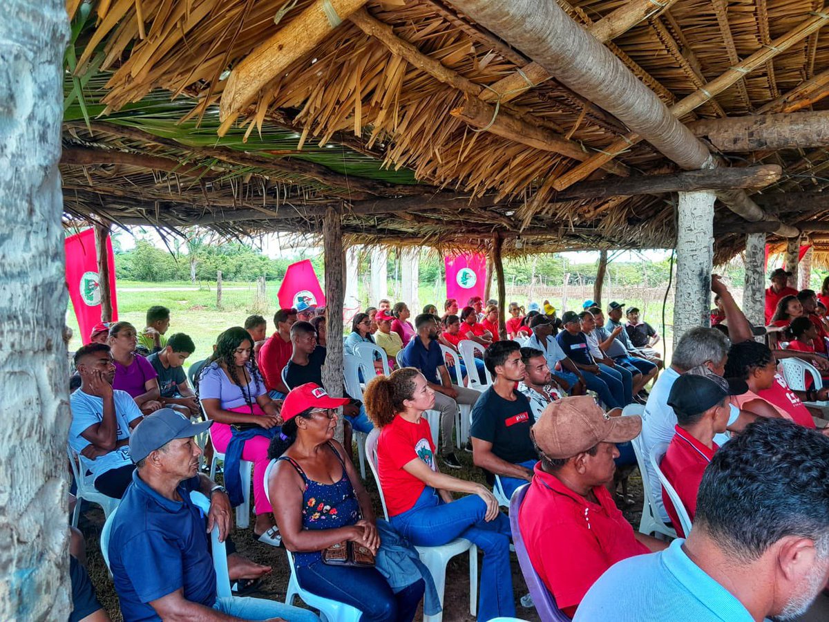 mst_maranhao's tweet photo. Estamos na Jornada Nacional em Defesa da Reforma Agrária! No Maranhão realizamos uma Assembleia Popular com mais de 200 famílias em defesa da terra para viver e produzir alimentos saudáveis. 

#OcuparParaAlimentar
@MST_Oficial https://t.co/tm1pjuHx0A