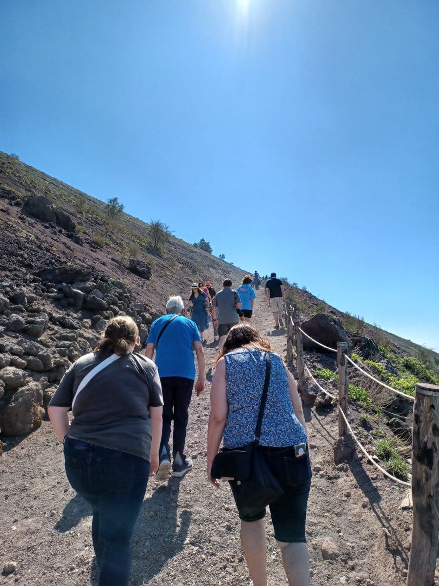 Our students in Italy had a full weekend of adventure and exploration! From visiting Arechi Castle to visiting their placements, exploring Pompei's ancient ruins and hiking up Mount Vesuvius - they're truly making memories that will last a lifetime thanks to the Turing Project!🌋