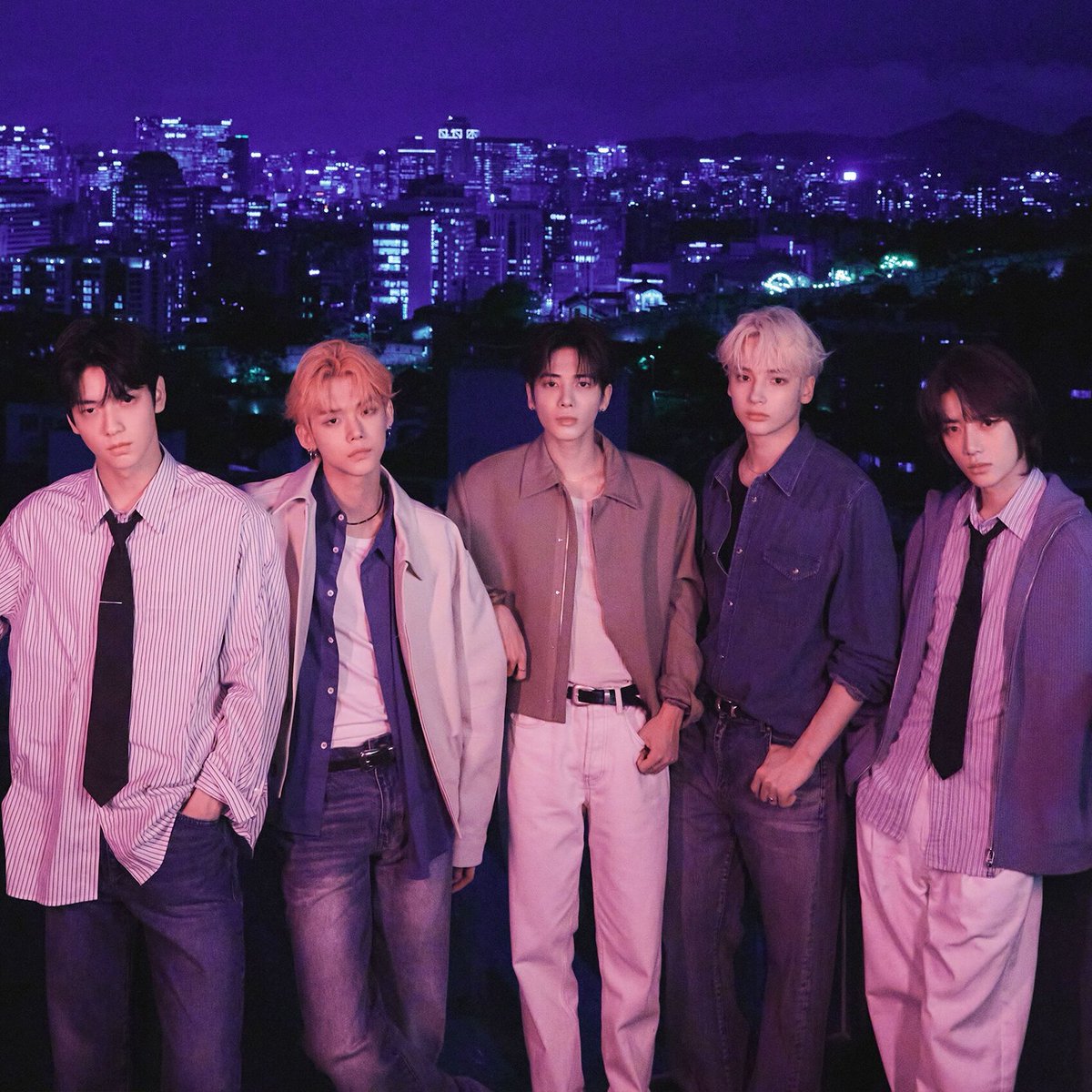 chartdata's tweet photo. TOMORROW X TOGETHER (@TXT_members) ties @BTS_twt as the K-Pop act with the most #1 albums in Top Album Sales chart history (US; 6 each). https://t.co/e4AEz50xxV