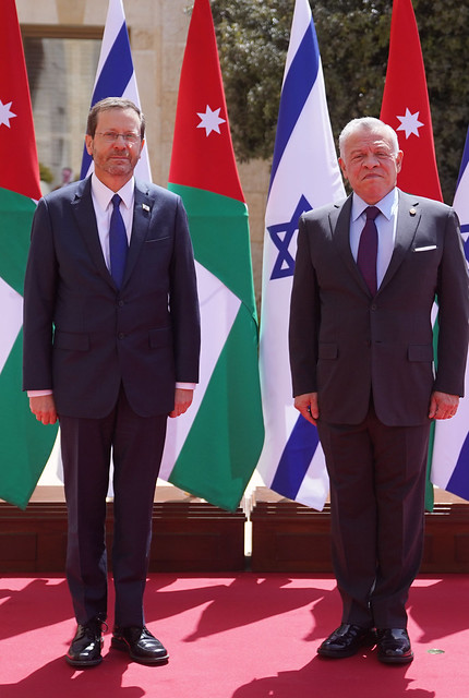 mazen00711's tweet photo. الأول خان خليفة المسلمين السلطان العثماني وتعامل مع بريطانيا ضد المسلمين مقابل وعد بتمليكه على العرب.

الثاني إستقل طائرته وطار تل أبيب ليخبر غولدا مائير بموعد الهجوم المصري السوري.

الثالث تطوع وأدخل البضائع لكيان الإحتلال وجيشه أسقط الصواريخ والمسيرات الإيرانية قبل دخول الكيان. https://t.co/sXbxnbhsQs