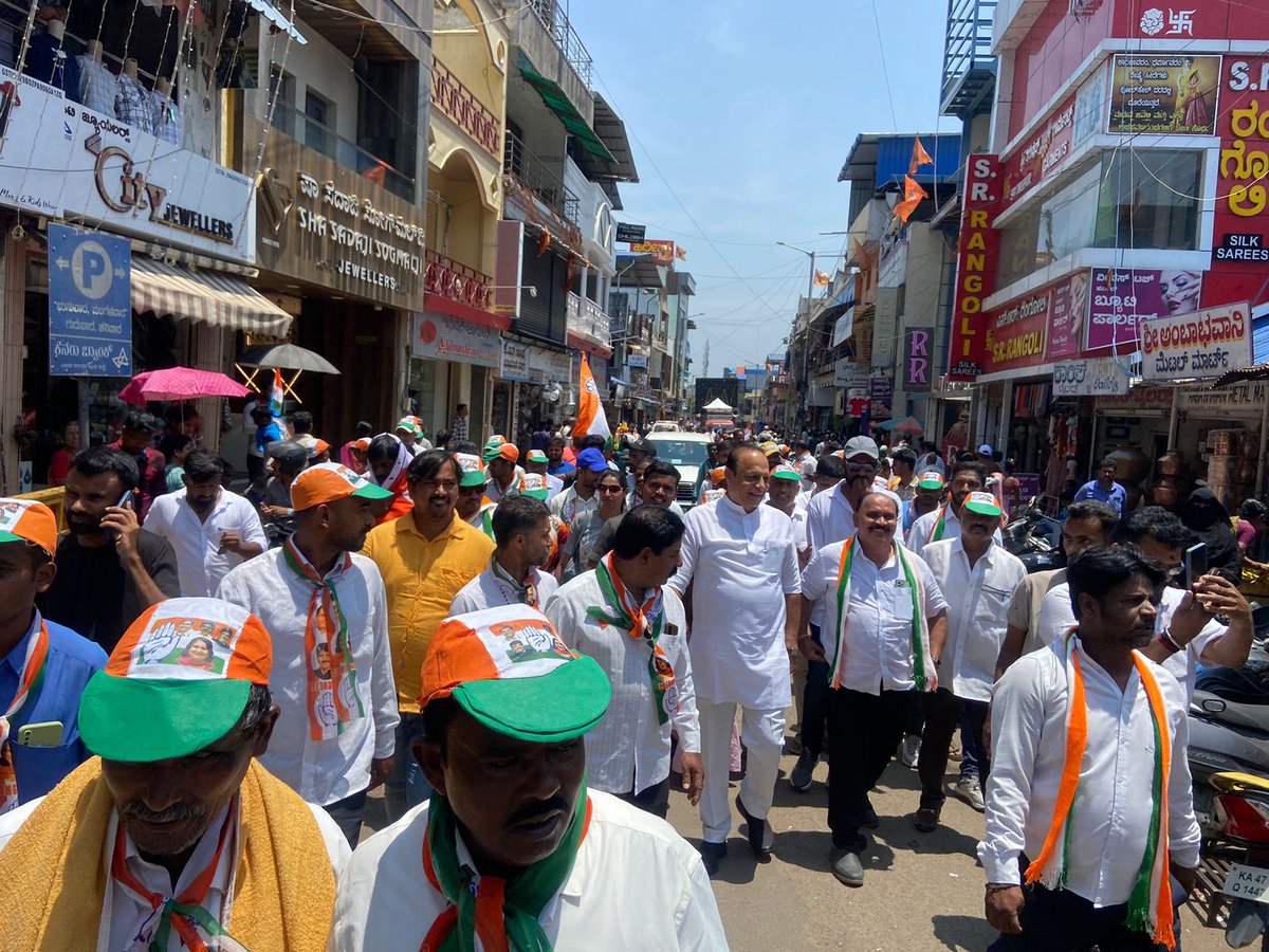 VKSorake's tweet photo. ಶಿವಮೊಗ್ಗ  ಲೋಕಸಭಾ ಅಭ್ಯರ್ಥಿ ಶ್ರೀಮತಿ ಗೀತಾ ಶಿವರಾಜ್ ಕುಮಾರ್ ಅವರ ನಾಮಪತ್ರ ಸಲ್ಲಿಕೆ ನಿಮಿತ್ತ ನಡೆದ ಬೃಹತ್ ಮೆರವಣಿಗೆಯಲ್ಲಿ ಭಾಗವಹಿಸಿದೆ.

ಈ ಸಂದರ್ಭದಲ್ಲಿ ಮುಖಂಡರಾದ ಸುಂದರೇಶ್ , ಪಕ್ಷದ ರಾಜ್ಯ ನಾಯಕರು, ಜಿಲ್ಲಾ ಮುಖಂಡರು, ತಾಲೂಕು ಮುಖಂಡರು ಹಾಗೂ ಸಹಸ್ರರಾರು ಕಾರ್ಯಕರ್ತರು ಉಪಸ್ಥಿತರಿದ್ದರು.

#LokSabhaElection2024 https://t.co/vTgO2wsr4v
