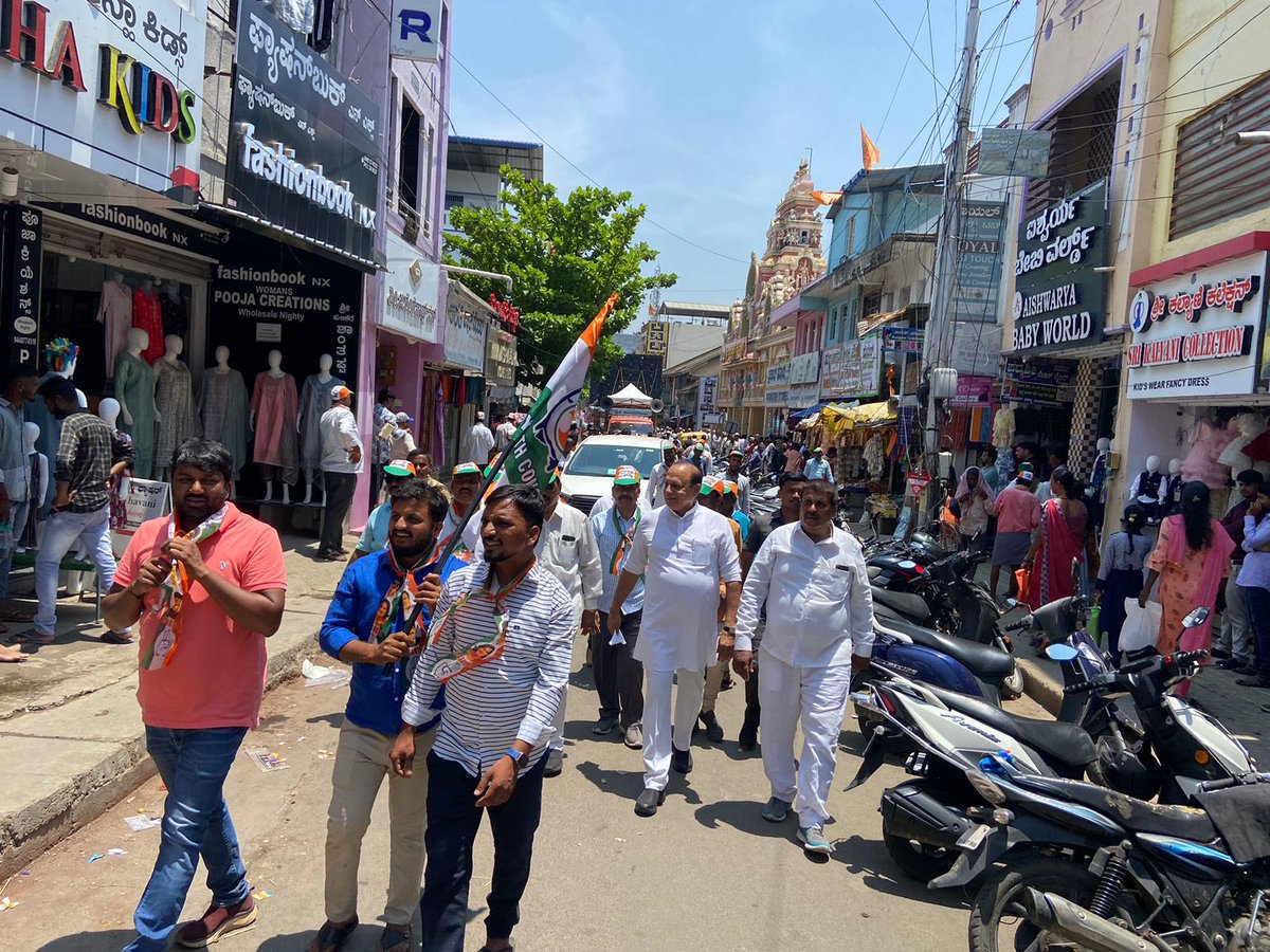 VKSorake's tweet photo. ಶಿವಮೊಗ್ಗ  ಲೋಕಸಭಾ ಅಭ್ಯರ್ಥಿ ಶ್ರೀಮತಿ ಗೀತಾ ಶಿವರಾಜ್ ಕುಮಾರ್ ಅವರ ನಾಮಪತ್ರ ಸಲ್ಲಿಕೆ ನಿಮಿತ್ತ ನಡೆದ ಬೃಹತ್ ಮೆರವಣಿಗೆಯಲ್ಲಿ ಭಾಗವಹಿಸಿದೆ.

ಈ ಸಂದರ್ಭದಲ್ಲಿ ಮುಖಂಡರಾದ ಸುಂದರೇಶ್ , ಪಕ್ಷದ ರಾಜ್ಯ ನಾಯಕರು, ಜಿಲ್ಲಾ ಮುಖಂಡರು, ತಾಲೂಕು ಮುಖಂಡರು ಹಾಗೂ ಸಹಸ್ರರಾರು ಕಾರ್ಯಕರ್ತರು ಉಪಸ್ಥಿತರಿದ್ದರು.

#LokSabhaElection2024 https://t.co/vTgO2wsr4v