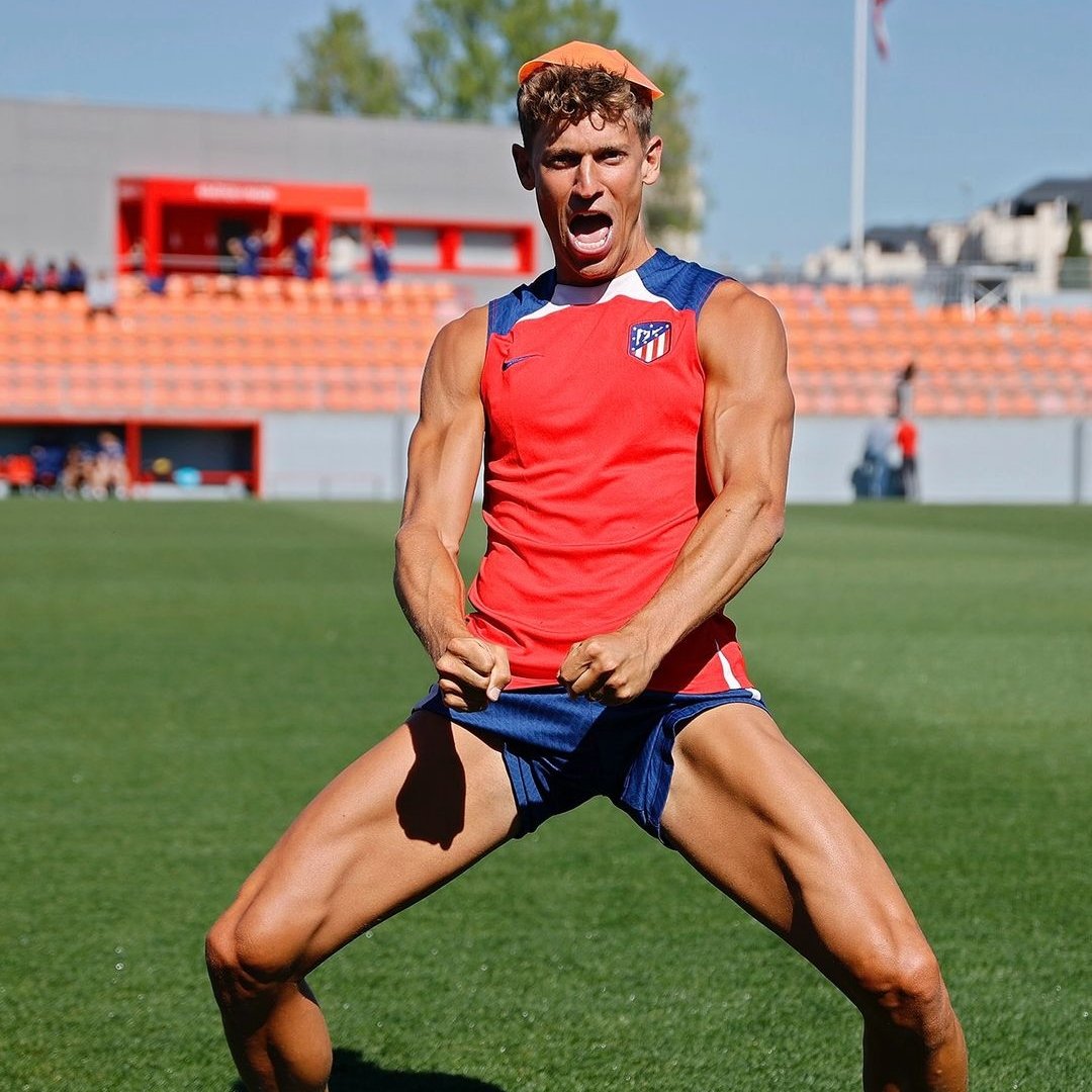 - Come cuatro chuletas al día.
- Guapo.
- Te juega hasta de portero.
- Está como un puto toro.
- Lo deja todo por el equipo.
- Guapo.
- Nos va a dar la clasificación mañana.

✨ Don Marcos Llorente